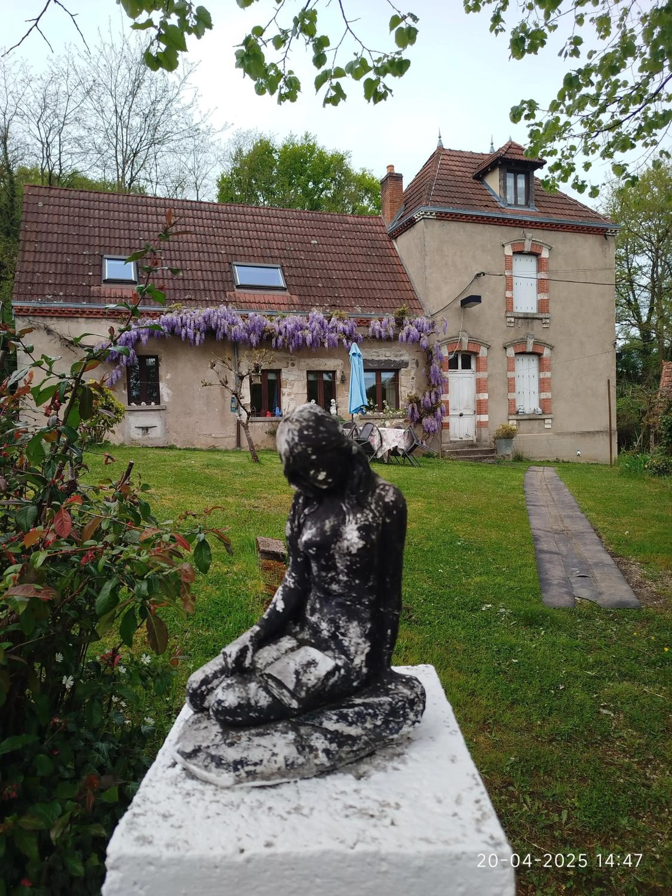 Garden view in Maison du Moulin Galuzot