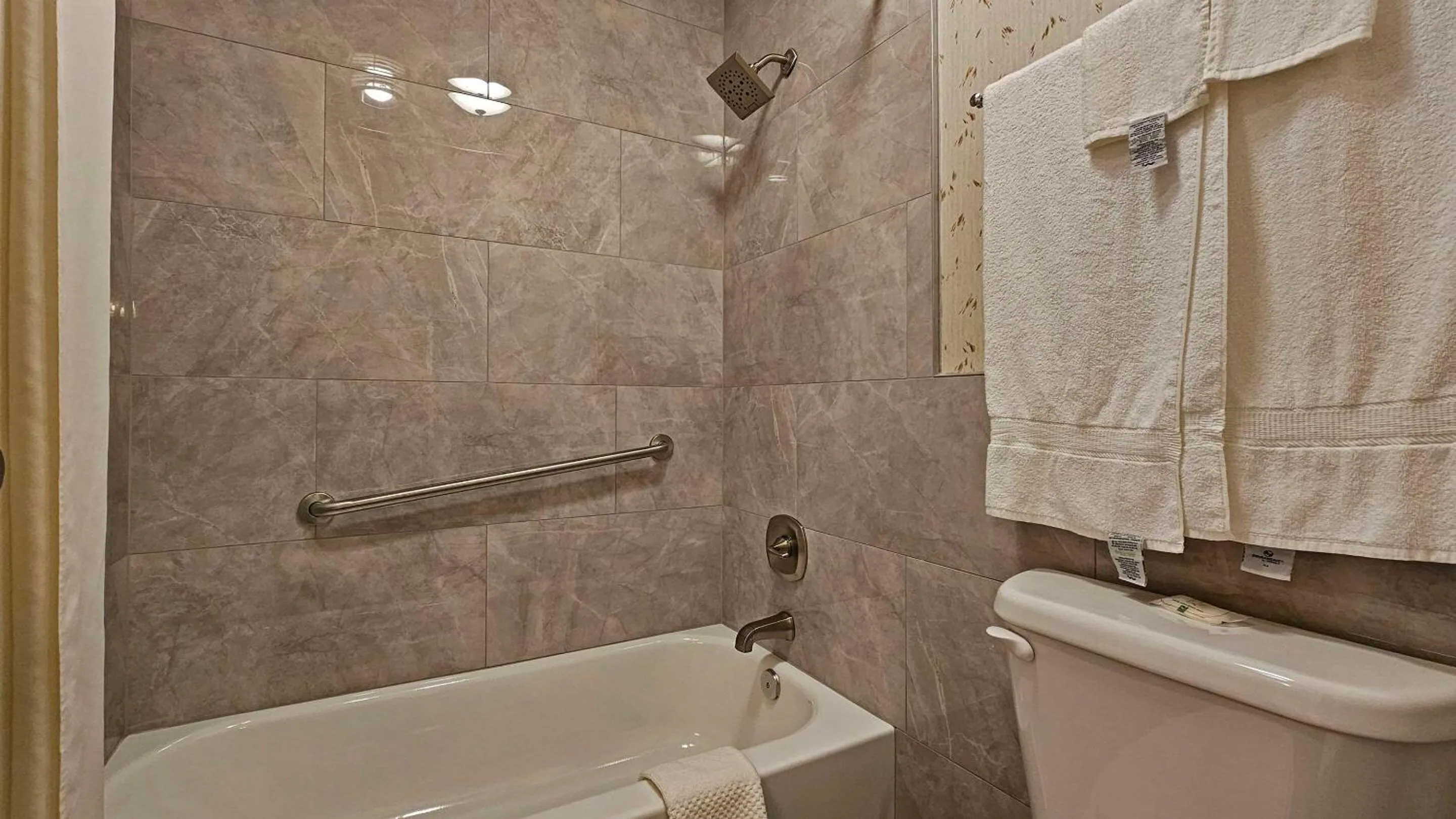 Bedroom in Quality Inn Ennis