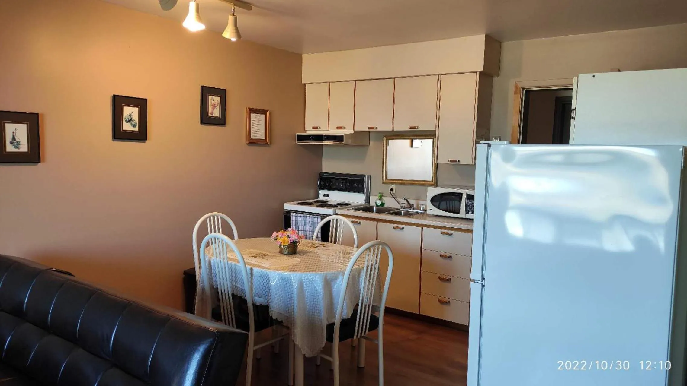 Kitchen or kitchenette in Motel Rayalco