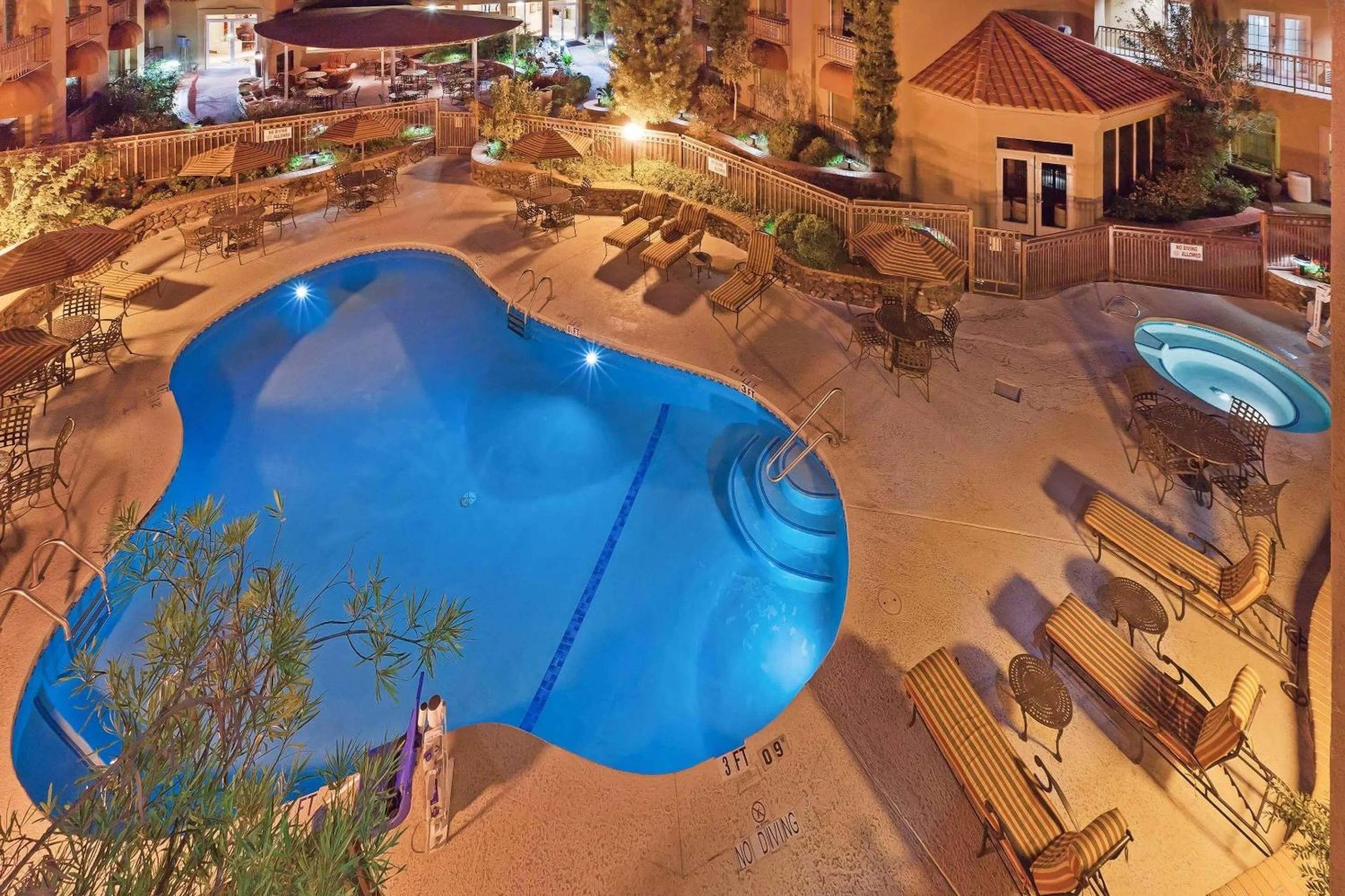 Swimming pool in Radisson Hotel El Paso Airport