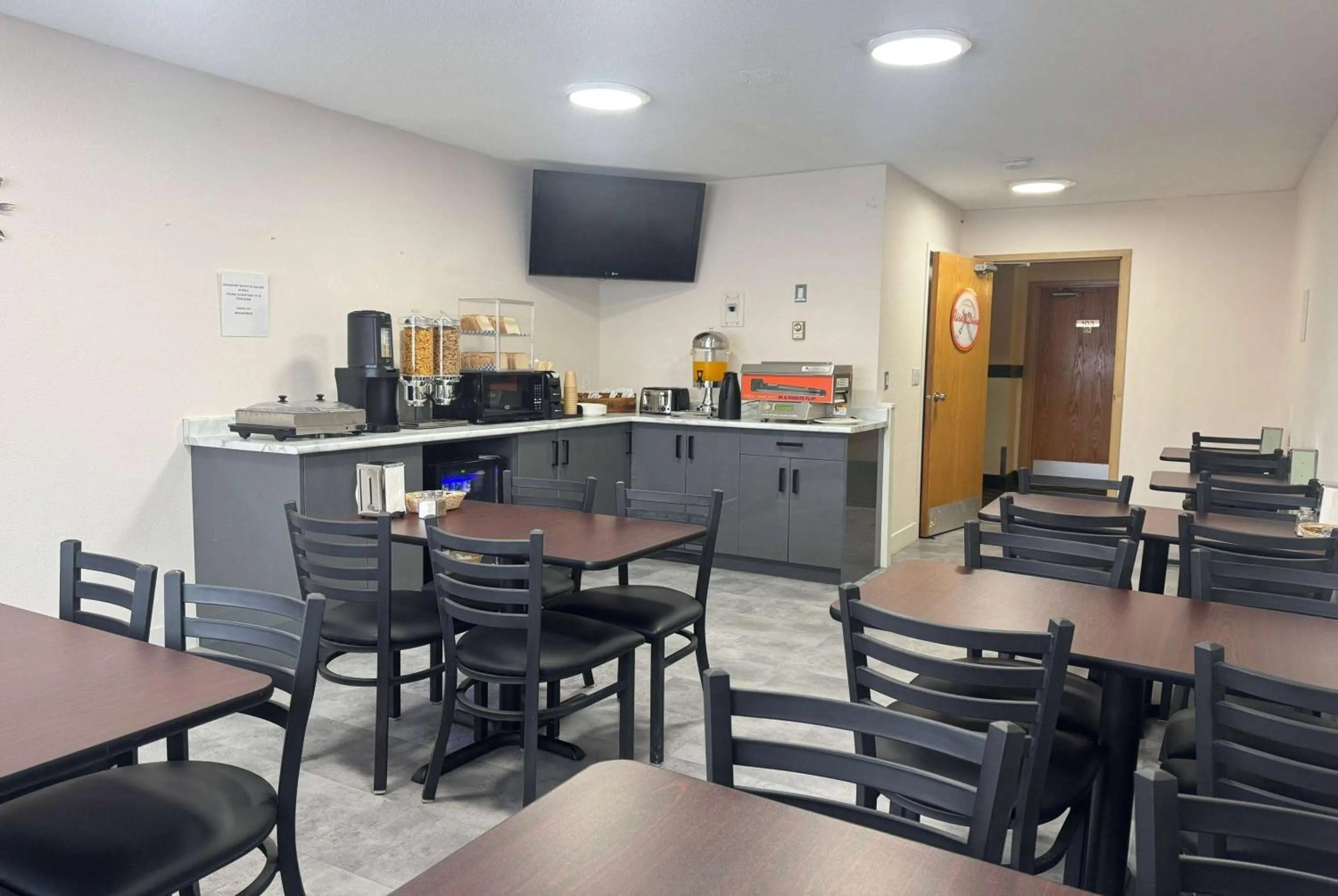 Restaurant/places to eat in Howard Johnson by Wyndham Fort St. John