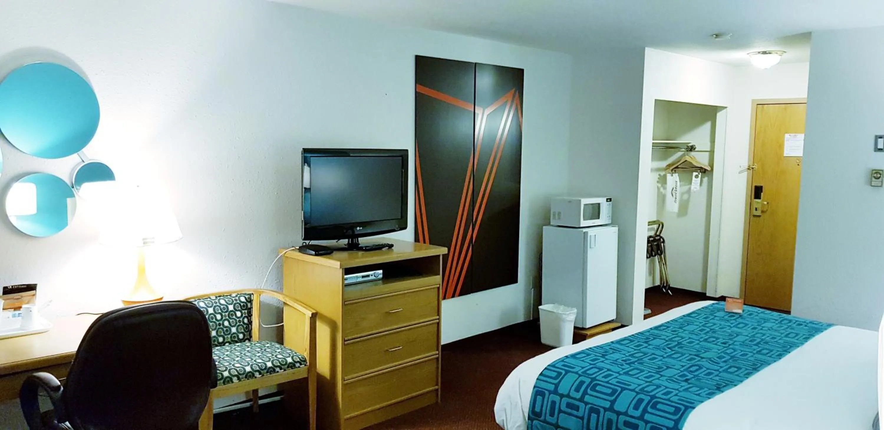 TV and multimedia, Bed in Howard Johnson by Wyndham Fort St. John