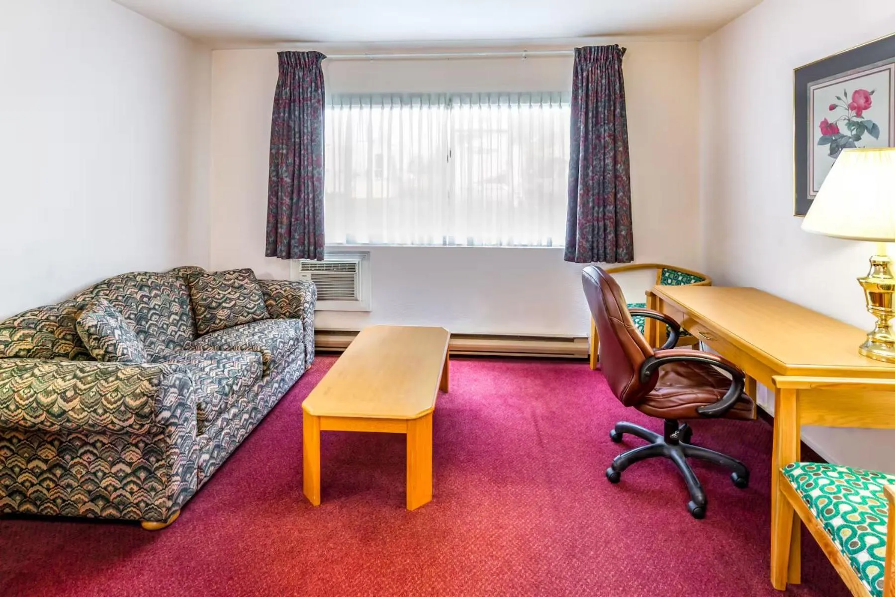 Seating area in Howard Johnson by Wyndham Fort St. John