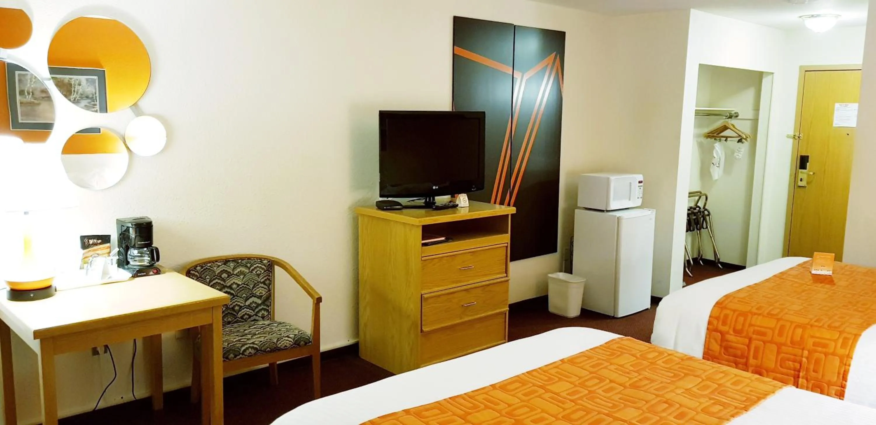 Photo of the whole room, Bed in Howard Johnson by Wyndham Fort St. John