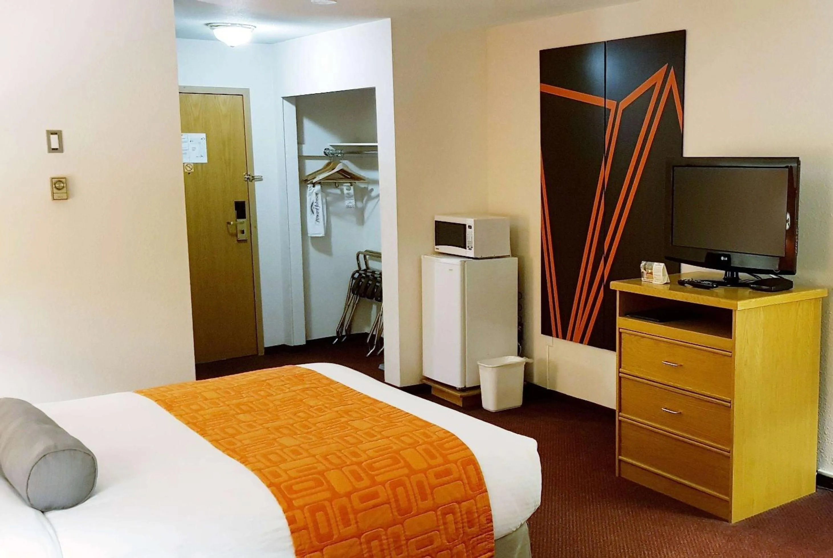 Photo of the whole room, Bed in Howard Johnson by Wyndham Fort St. John