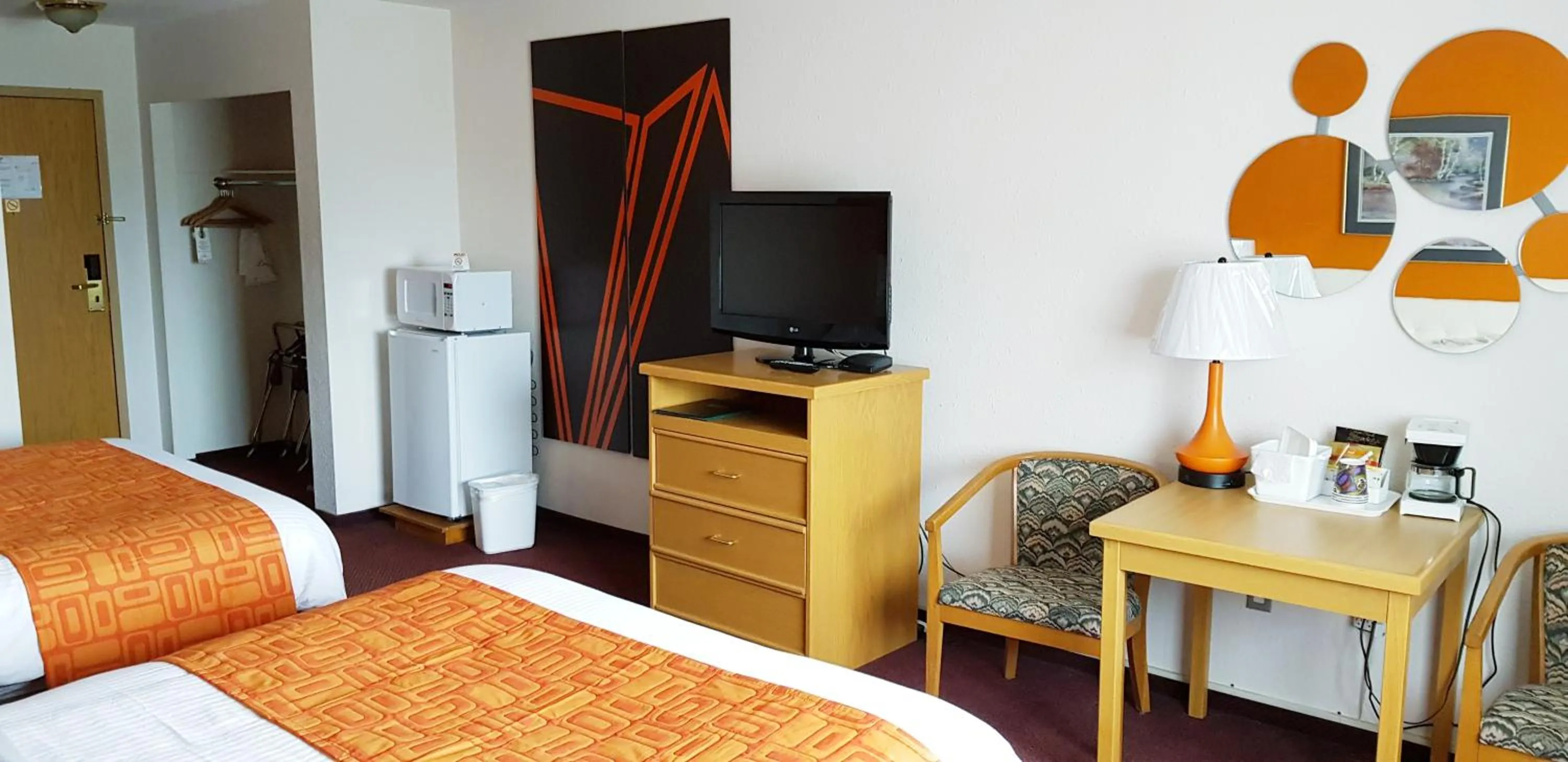 Photo of the whole room, Bed in Howard Johnson by Wyndham Fort St. John