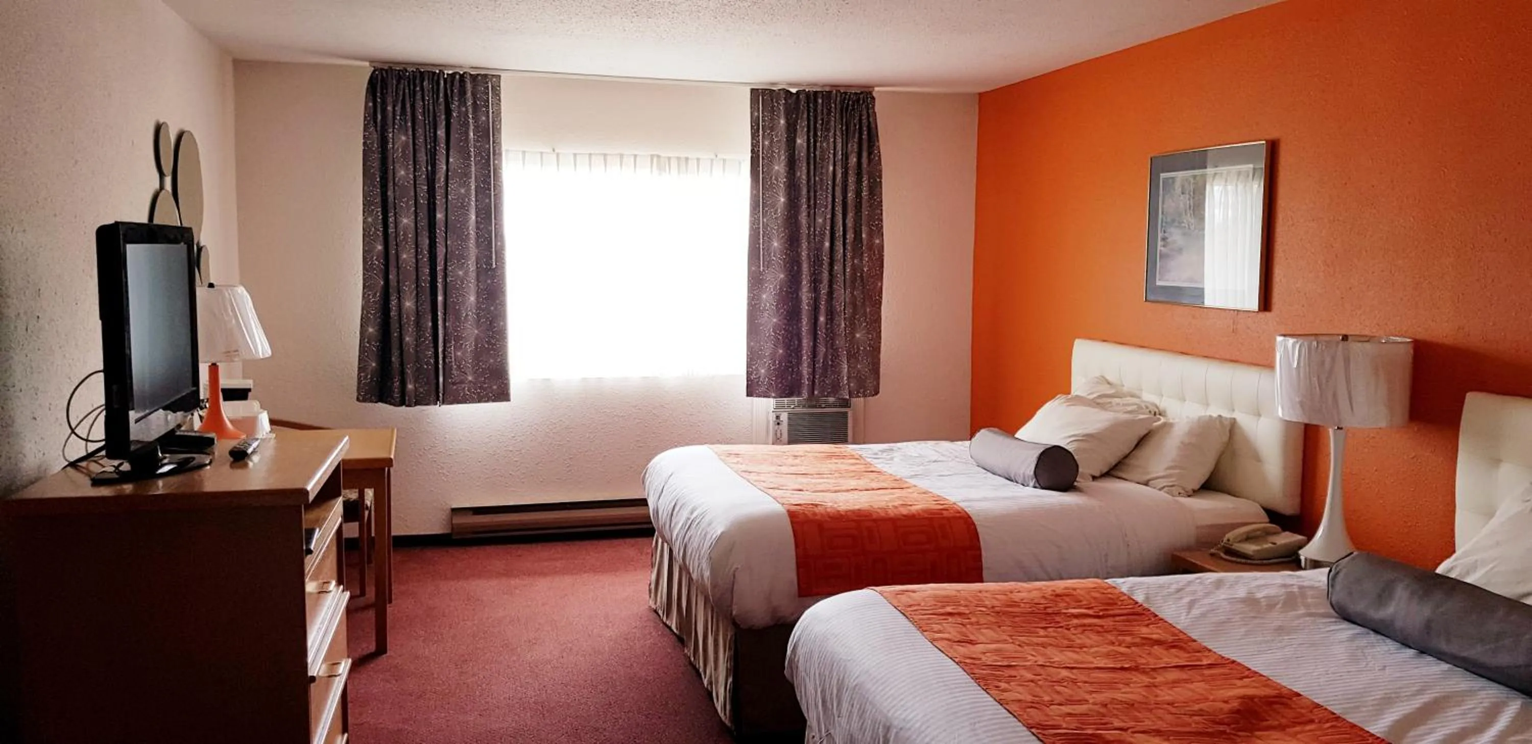 Photo of the whole room, Bed in Howard Johnson by Wyndham Fort St. John