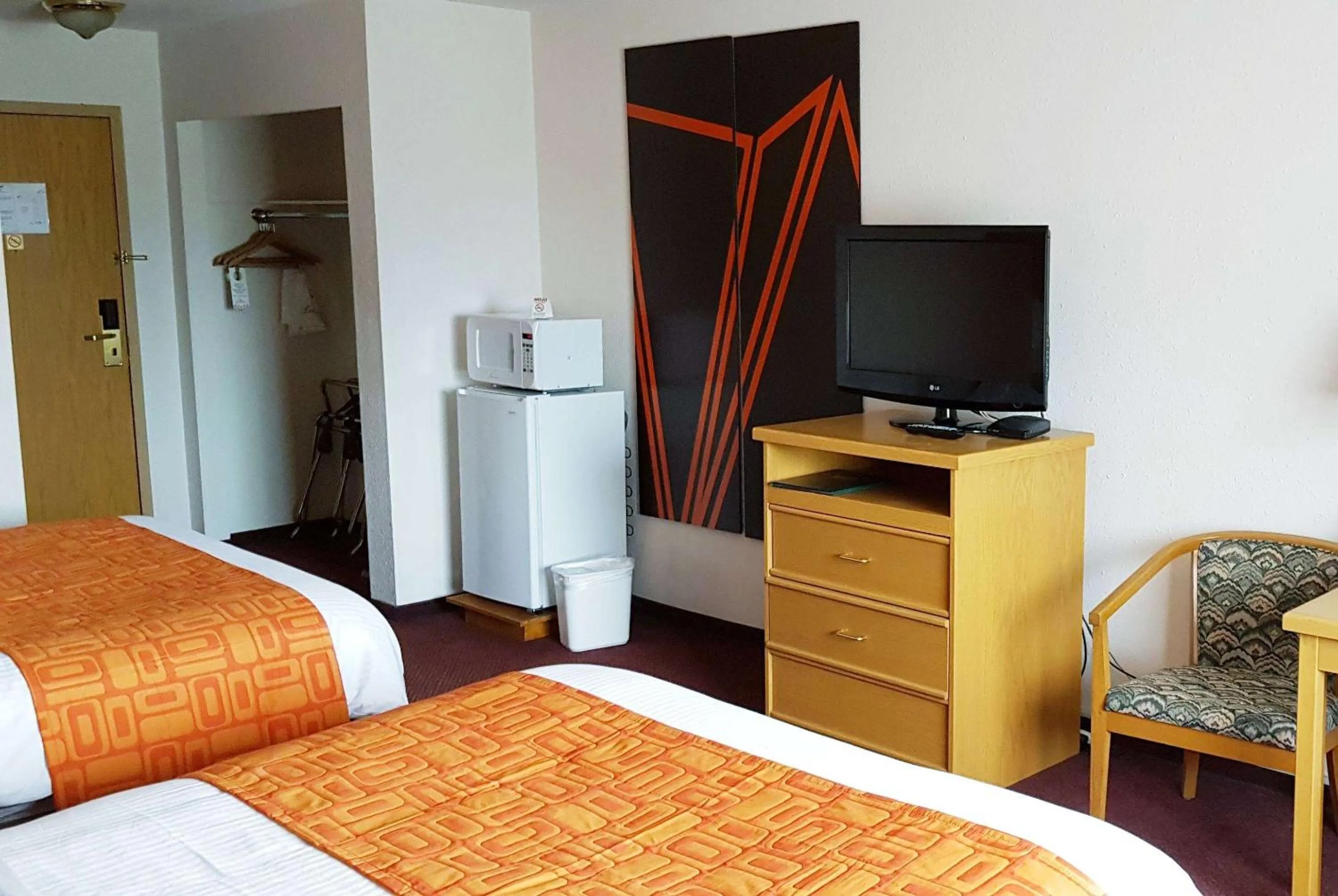 Photo of the whole room, Bed in Howard Johnson by Wyndham Fort St. John