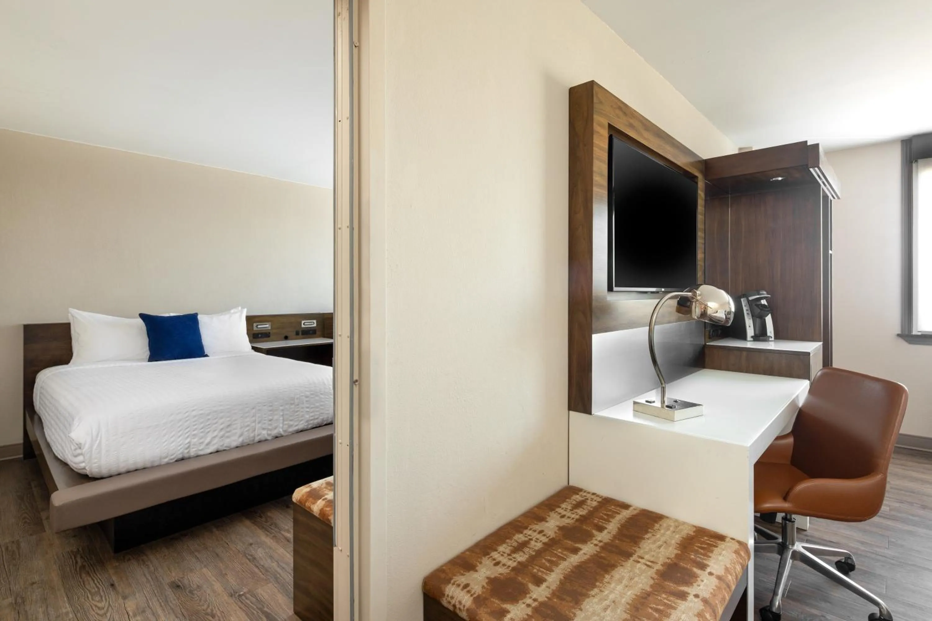 Bedroom, Bed in The Lodge at Duke Medical Center