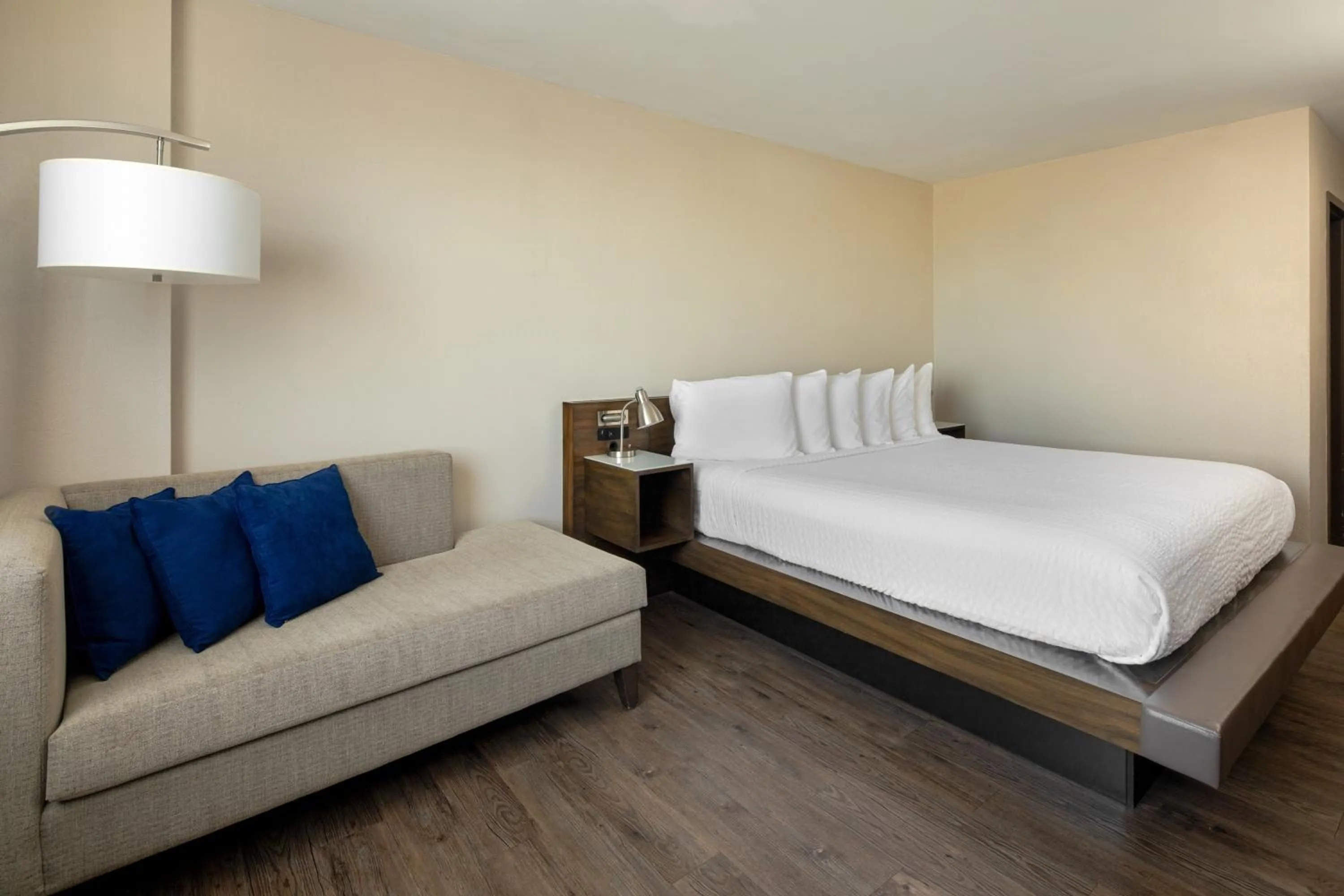 Bedroom, Bed in The Lodge at Duke Medical Center