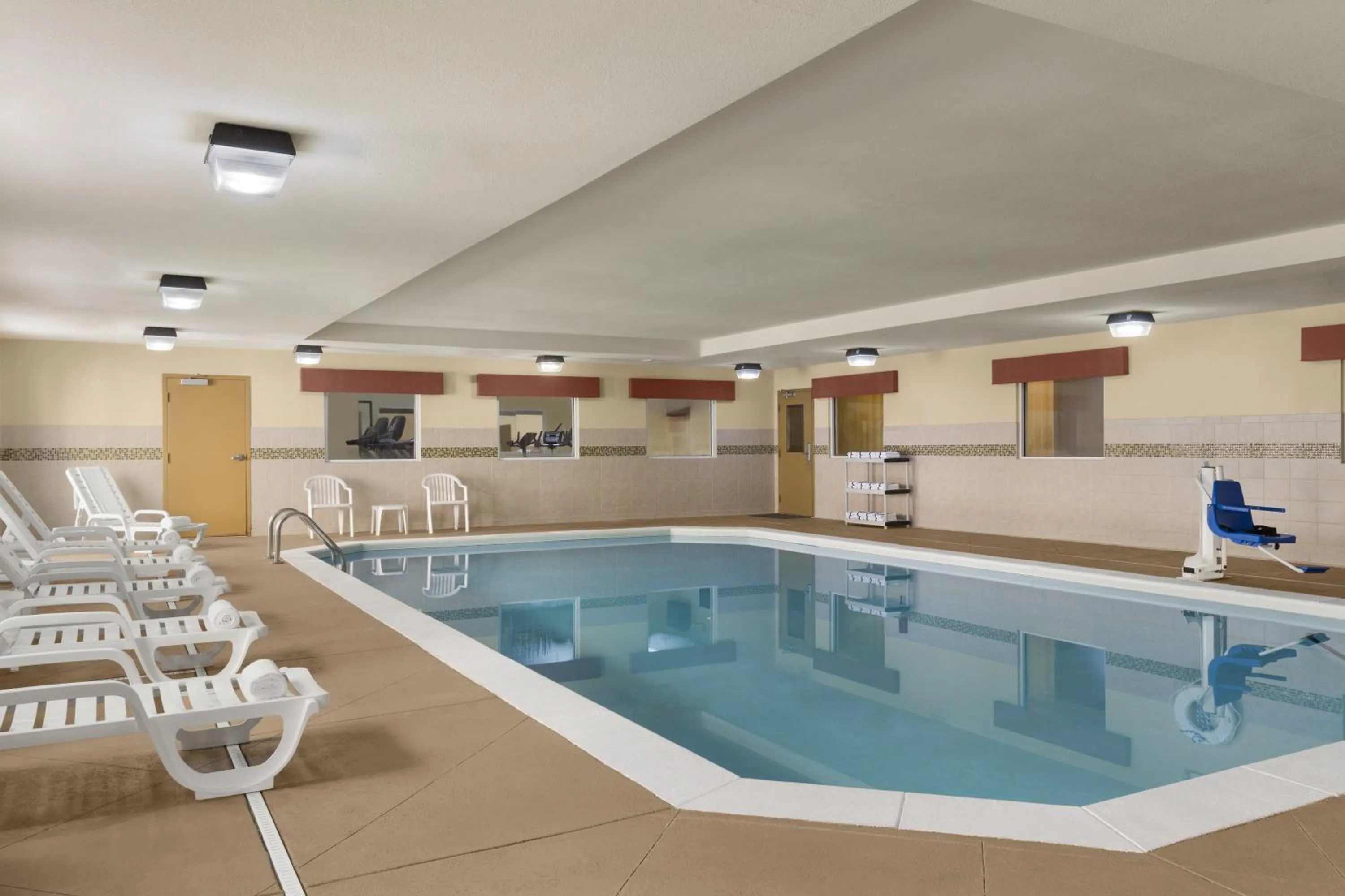 Swimming pool in Country Inn & Suites by Radisson, Macon North, GA