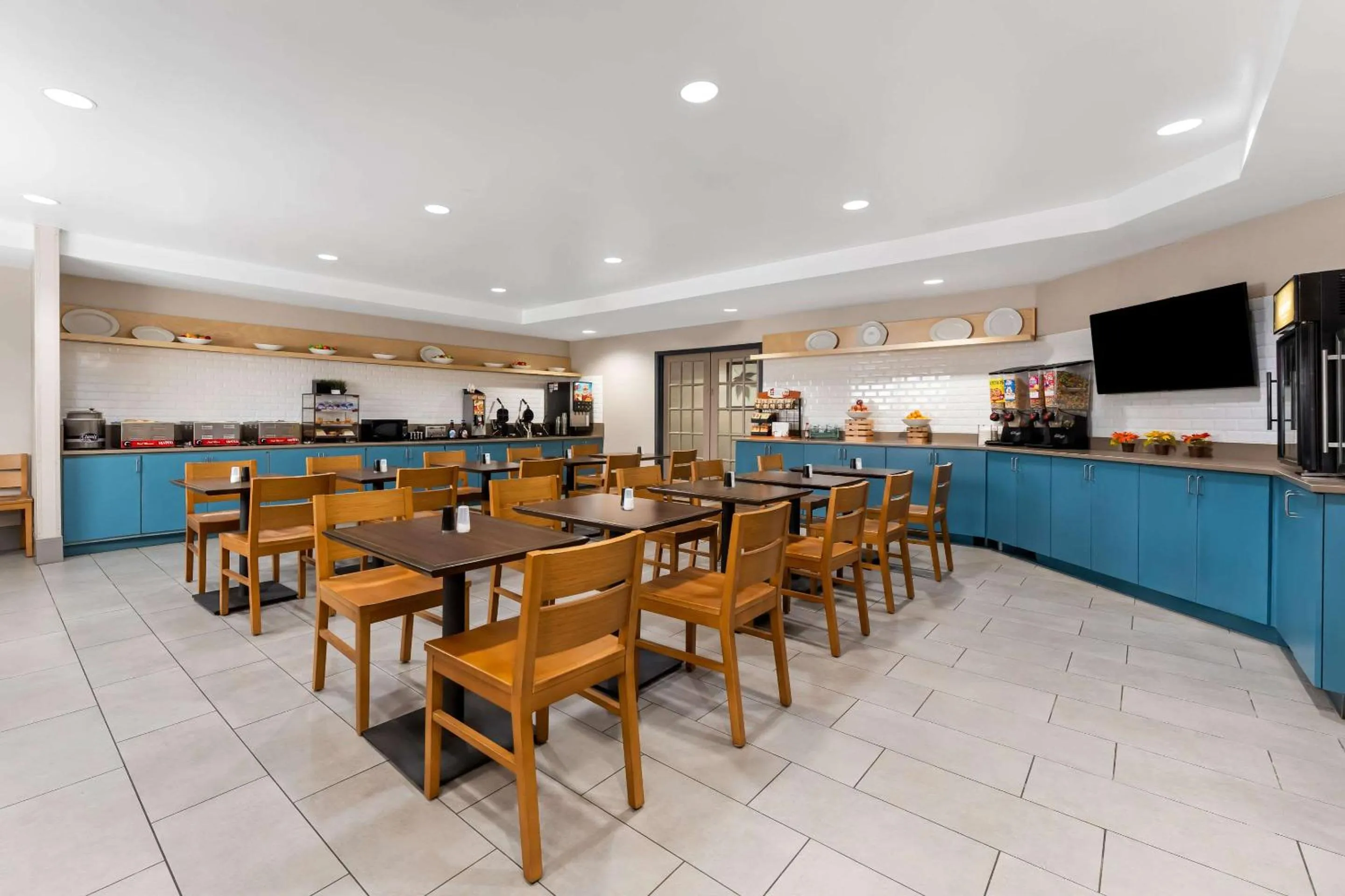 Breakfast in Country Inn & Suites by Radisson, Macon North, GA