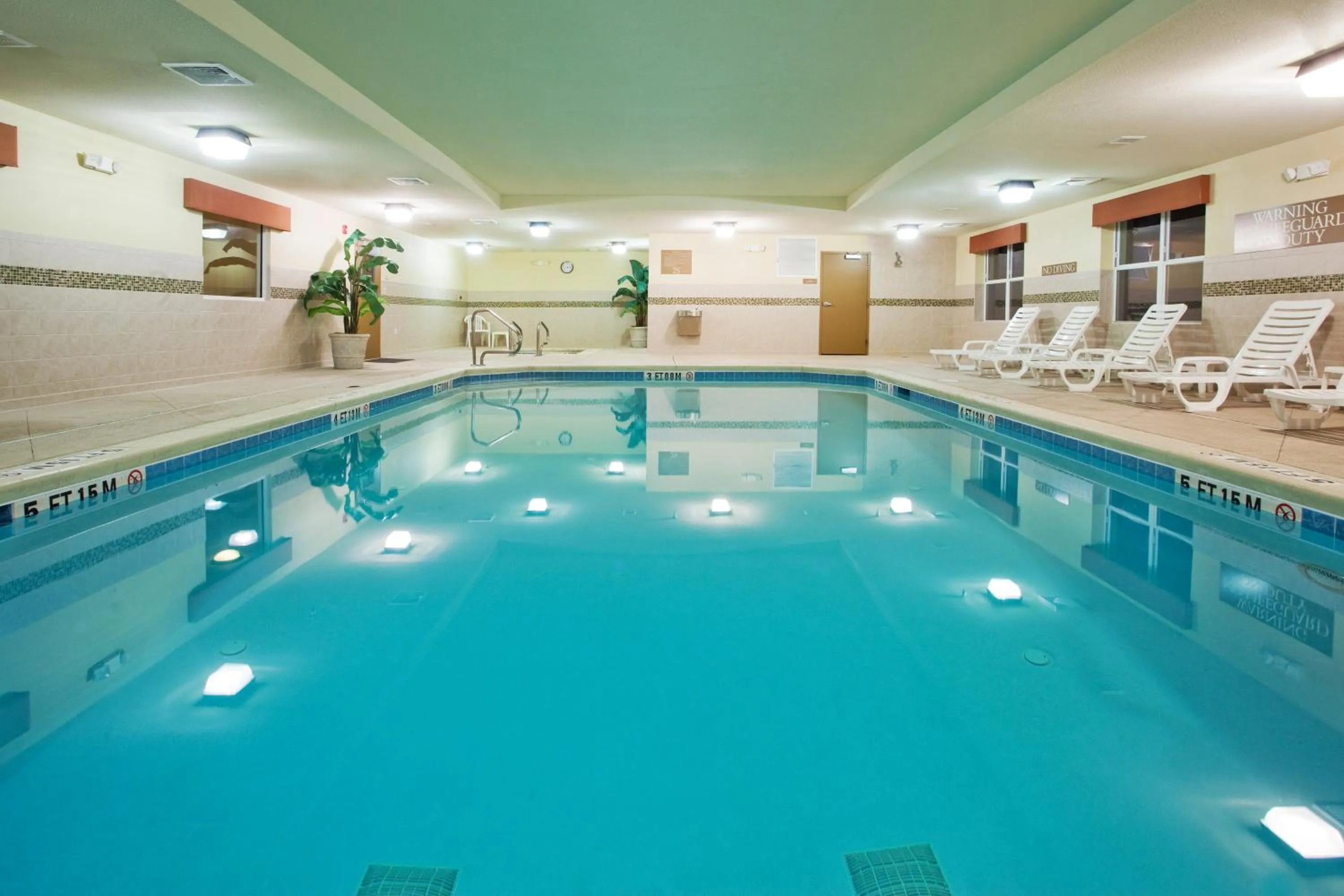 Swimming pool in Country Inn & Suites by Radisson, Macon North, GA