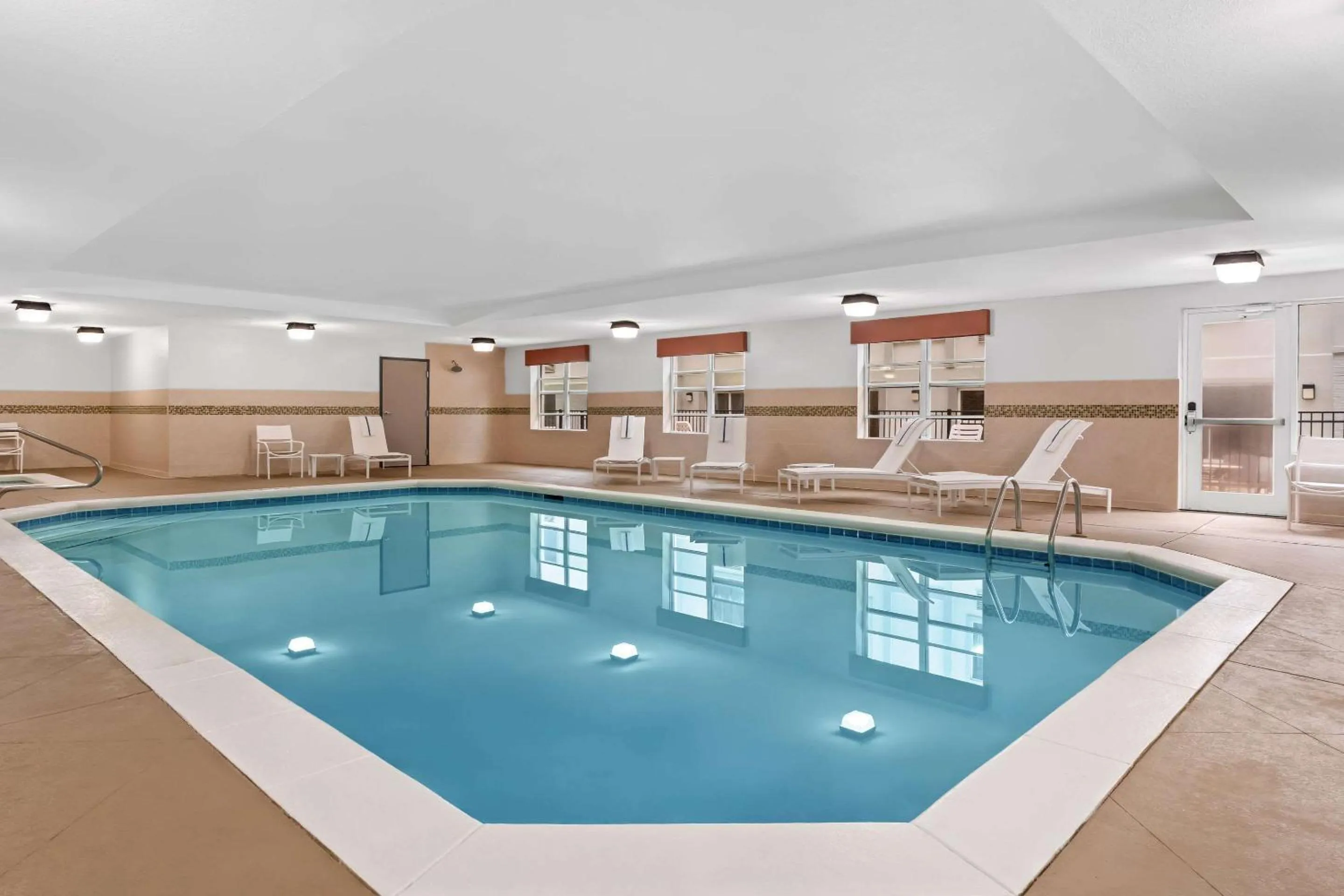 Swimming pool in Country Inn & Suites by Radisson, Macon North, GA