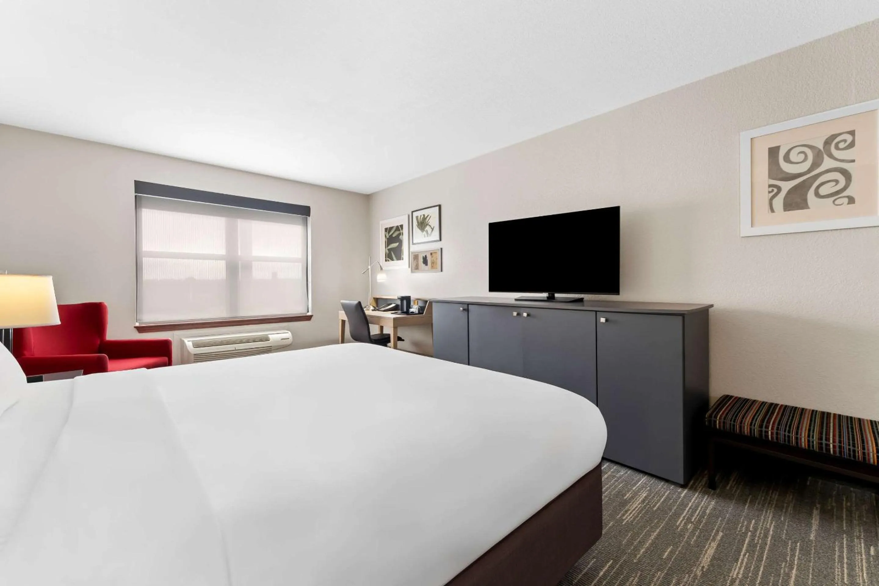 Bedroom, Bed in Country Inn & Suites by Radisson, Macon North, GA