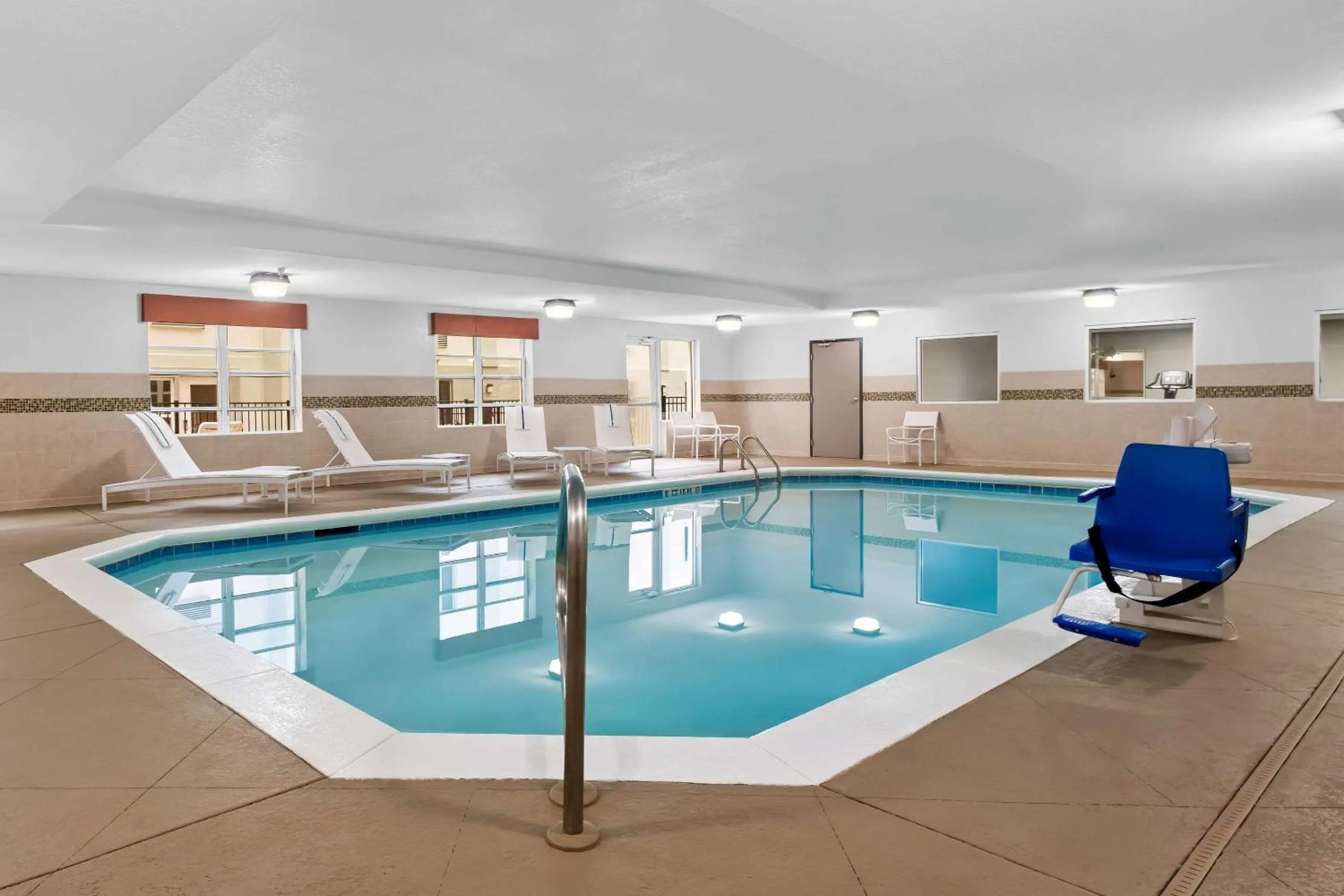 Swimming pool in Country Inn & Suites by Radisson, Macon North, GA