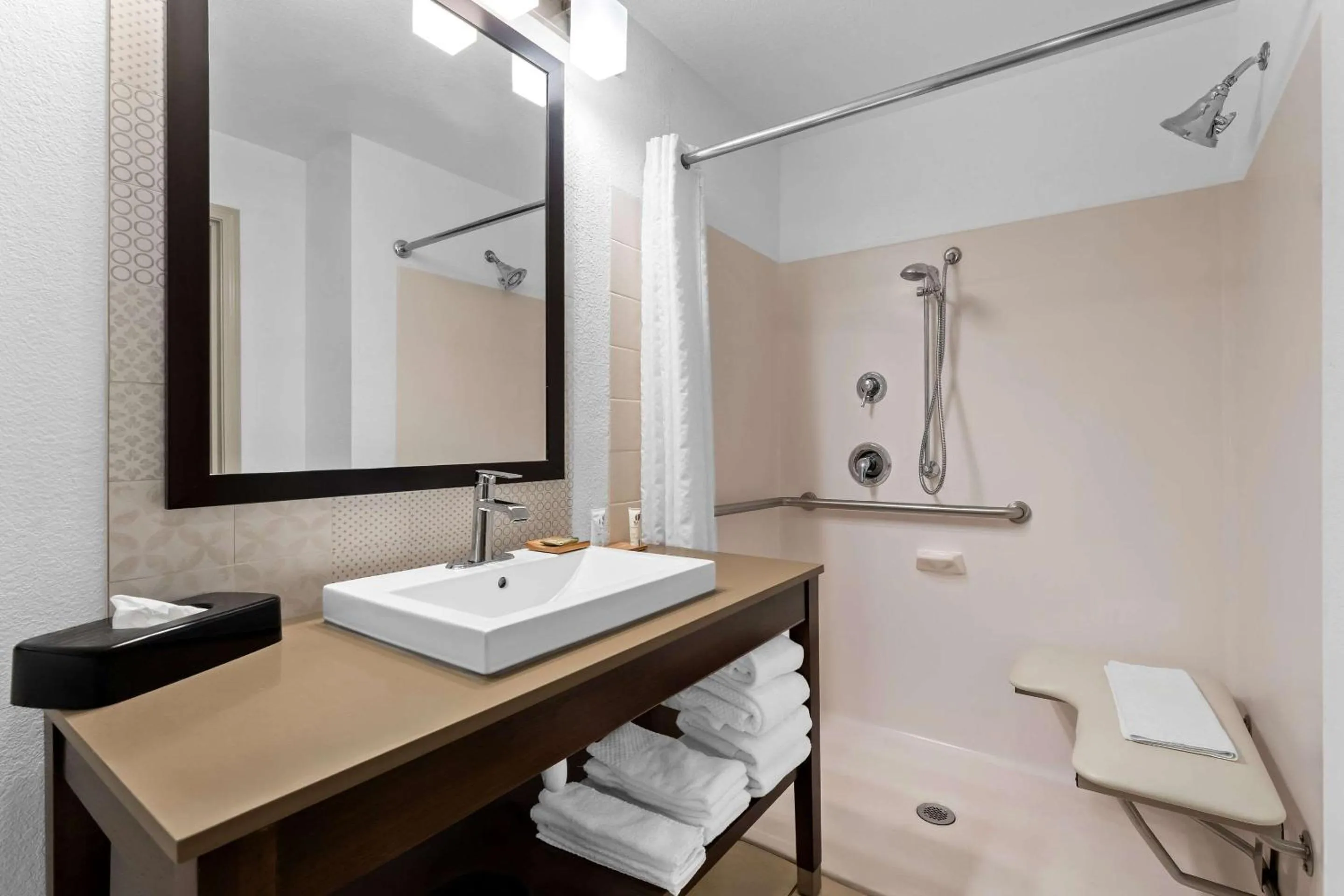 Bedroom in Country Inn & Suites by Radisson, Macon North, GA