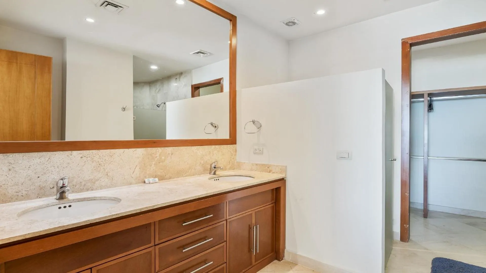 Bathroom in Luna Blanca Penthouse by Kivoya