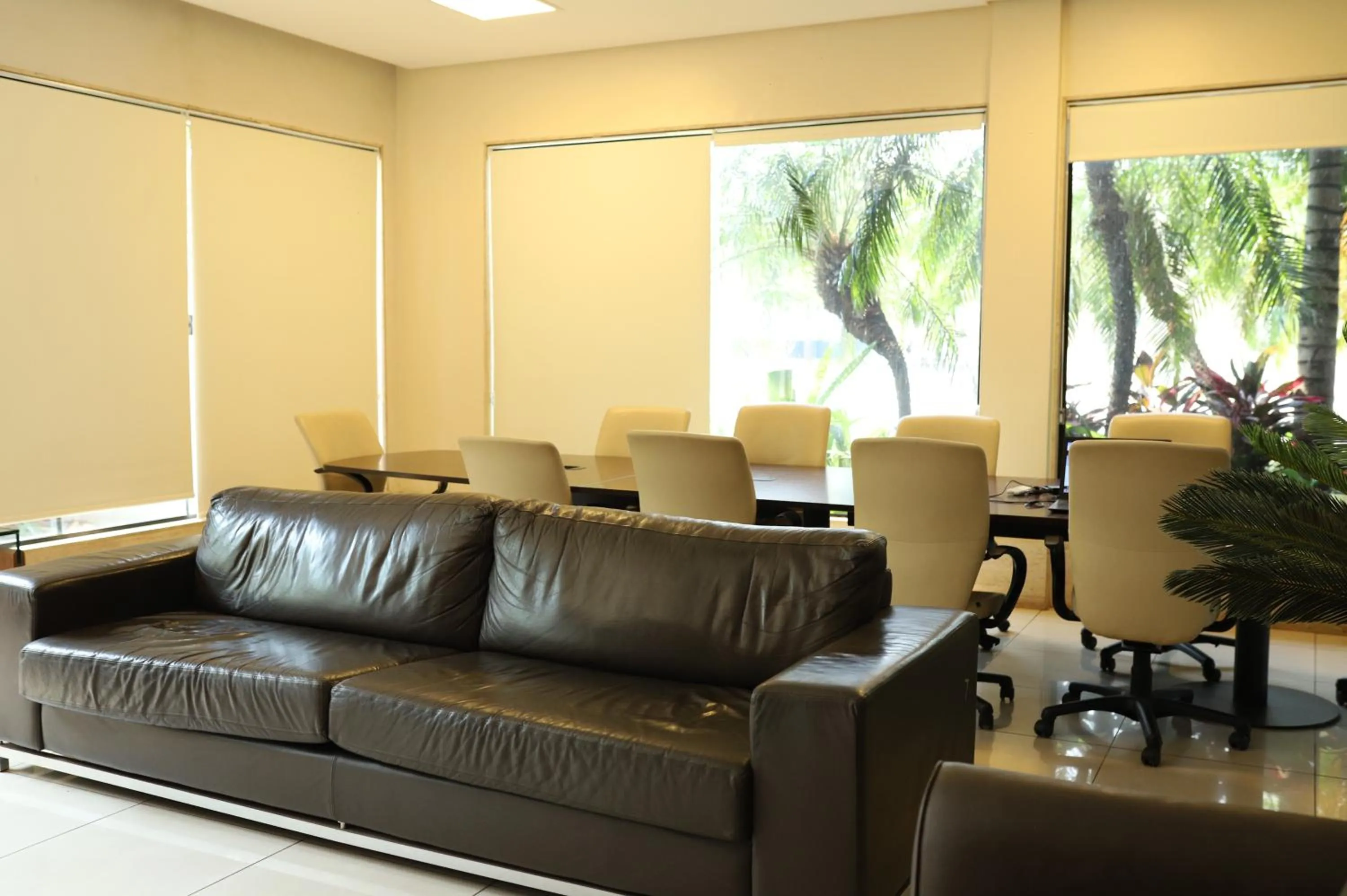 Seating area in Indaiá Park Hotel