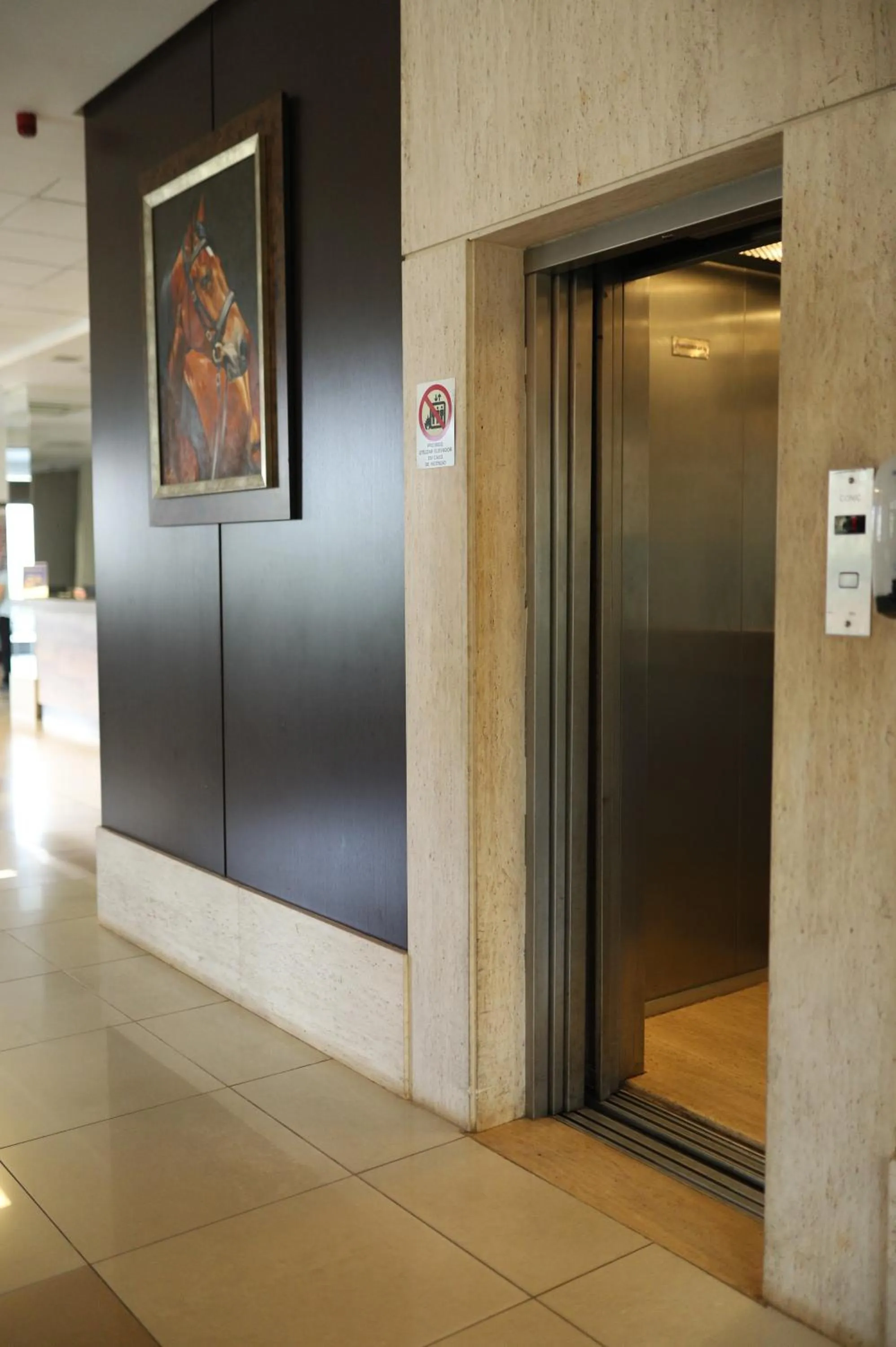 elevator in Indaiá Park Hotel