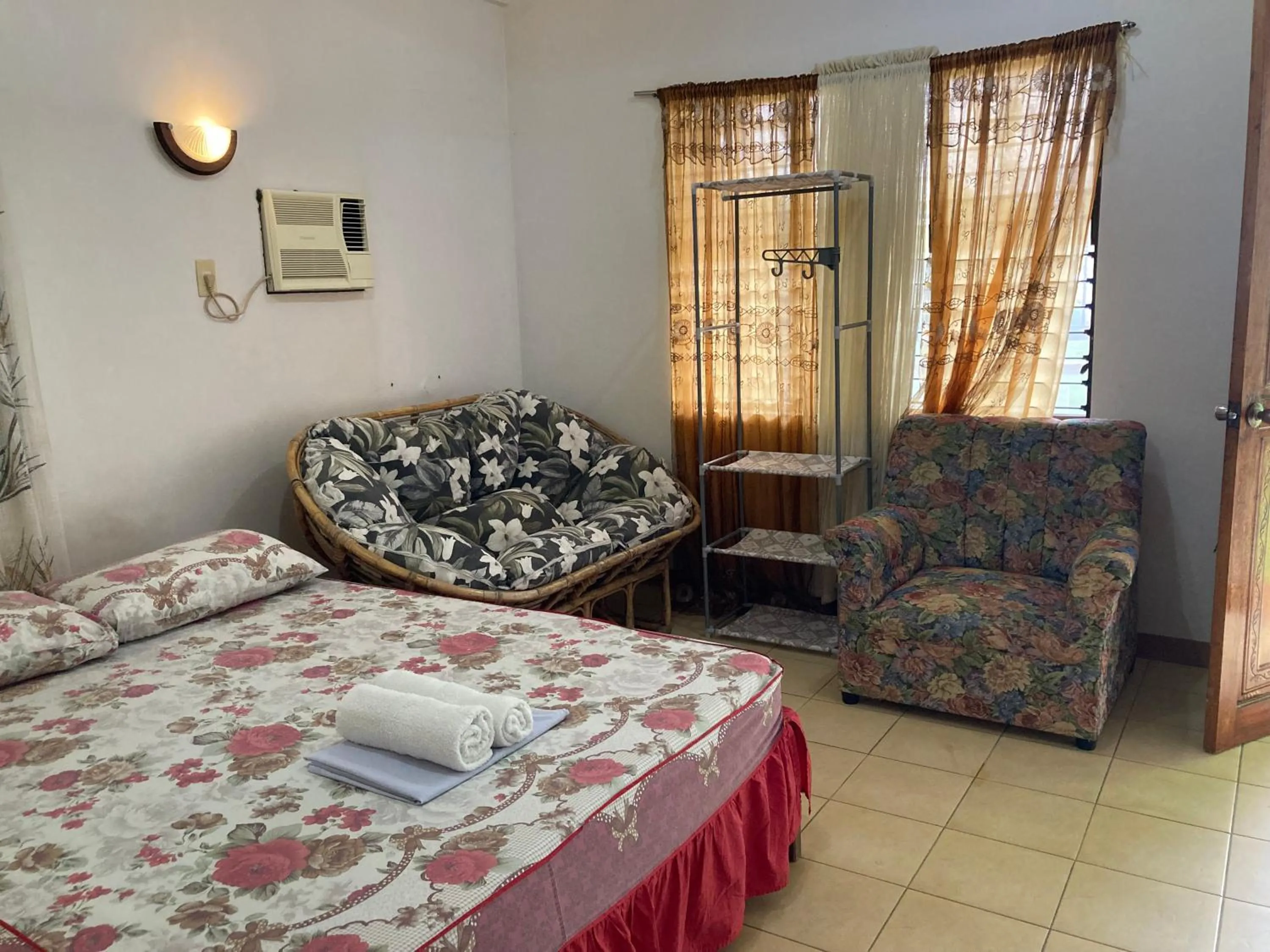 Living room, Bed in Reynaldo's Upstairs