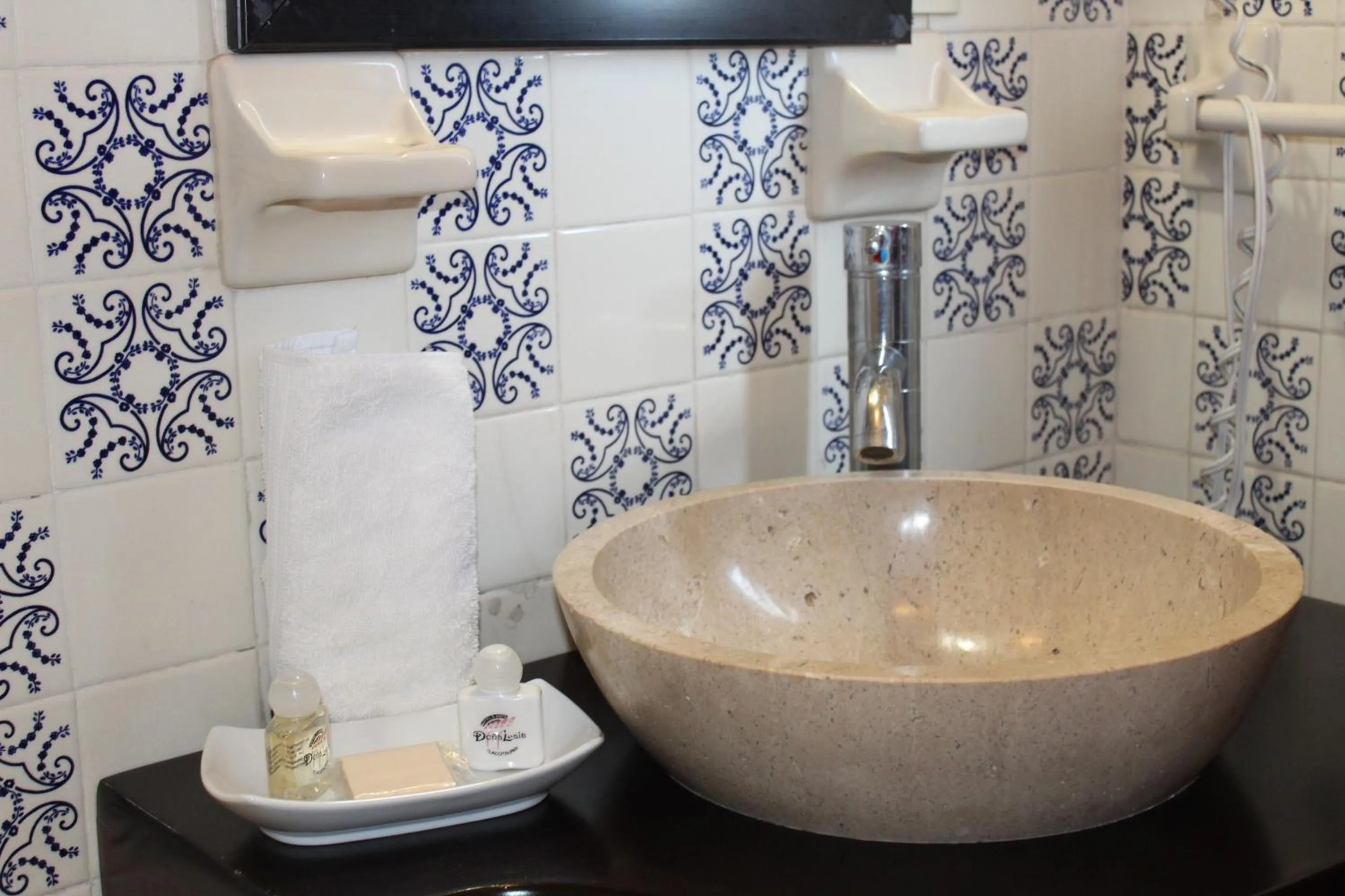 Toilet in Hotel Posada Doña Lala