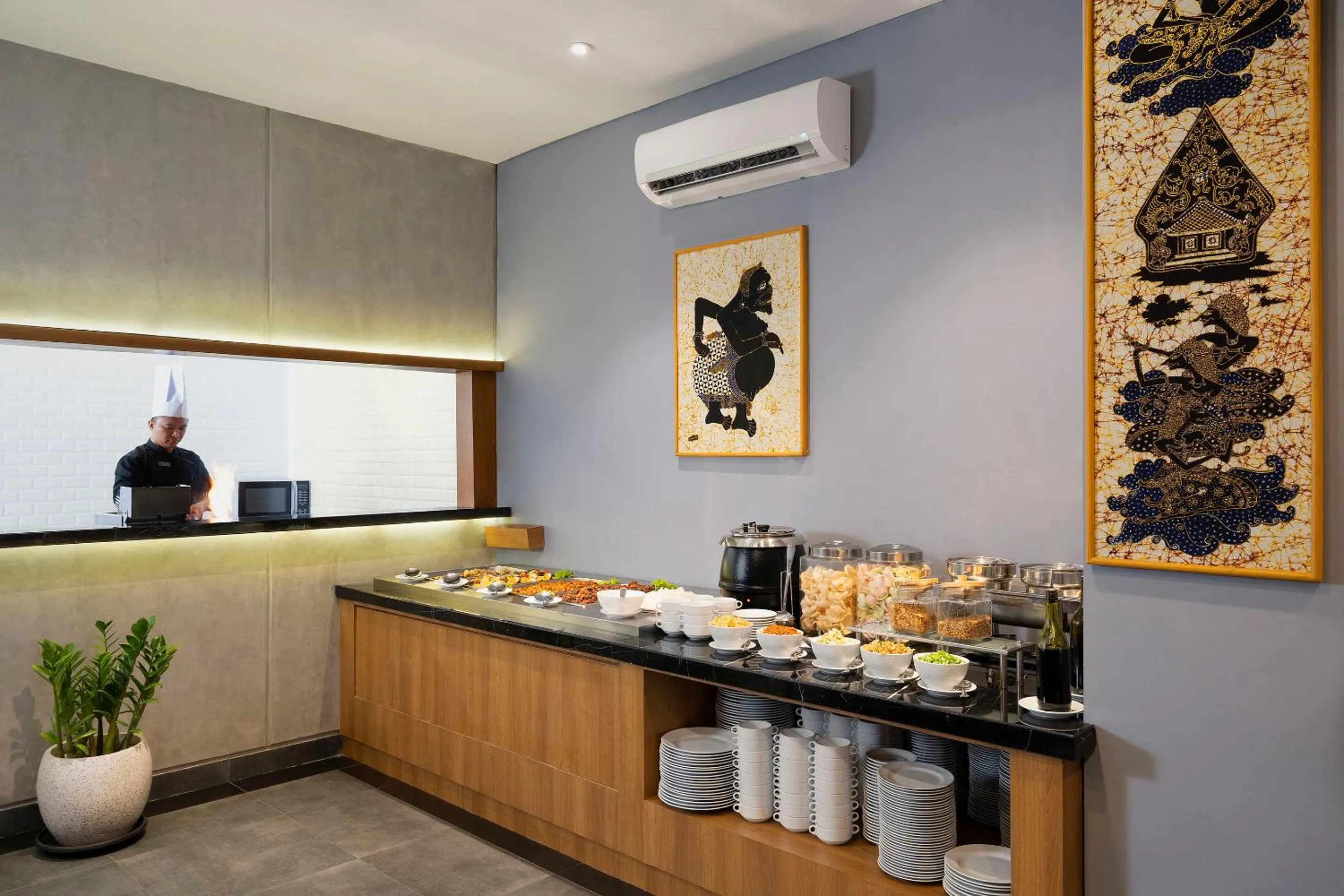 Restaurant/places to eat in BATIQA Hotel Darmo - Surabaya