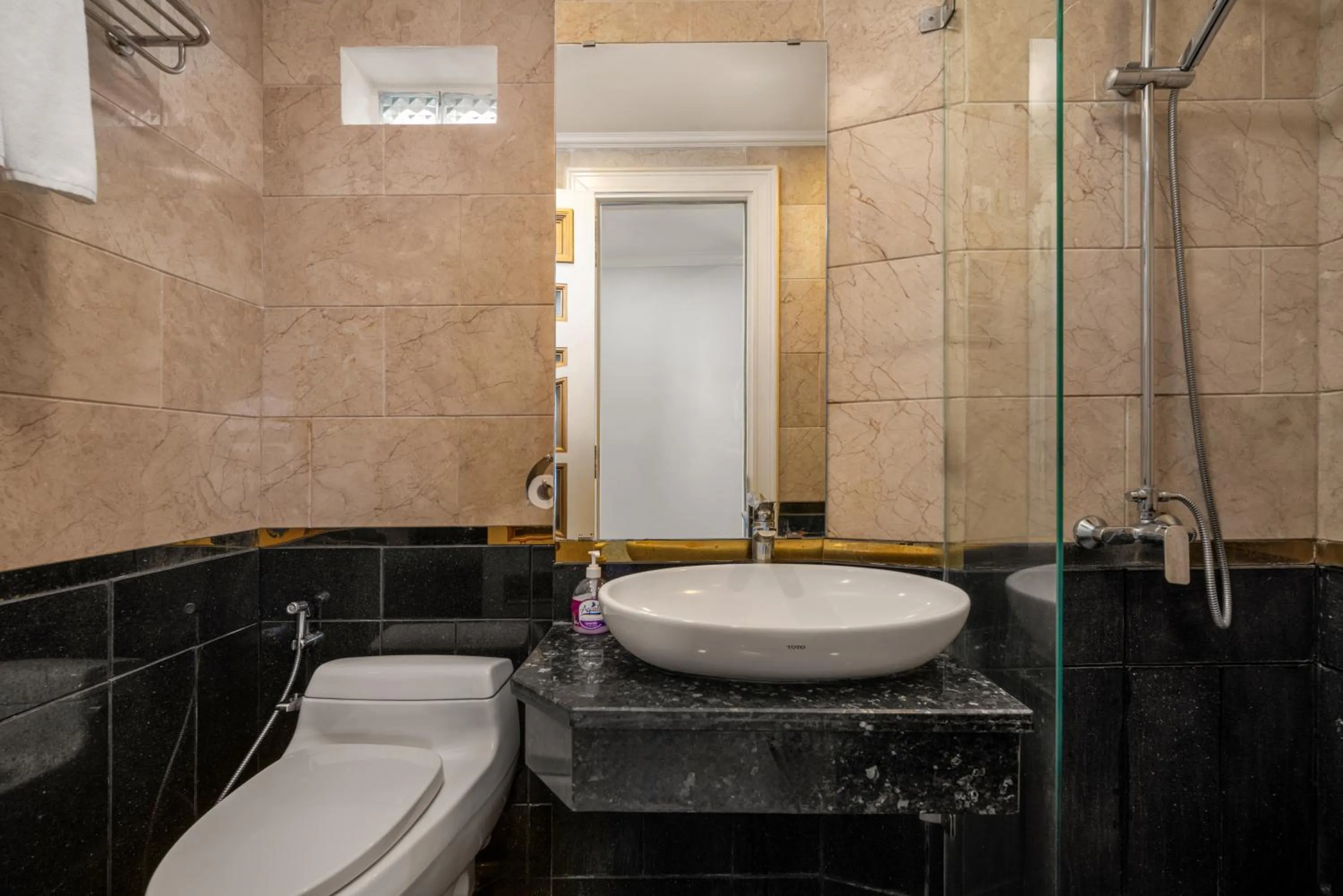 Shower in Rung Huong Apartment