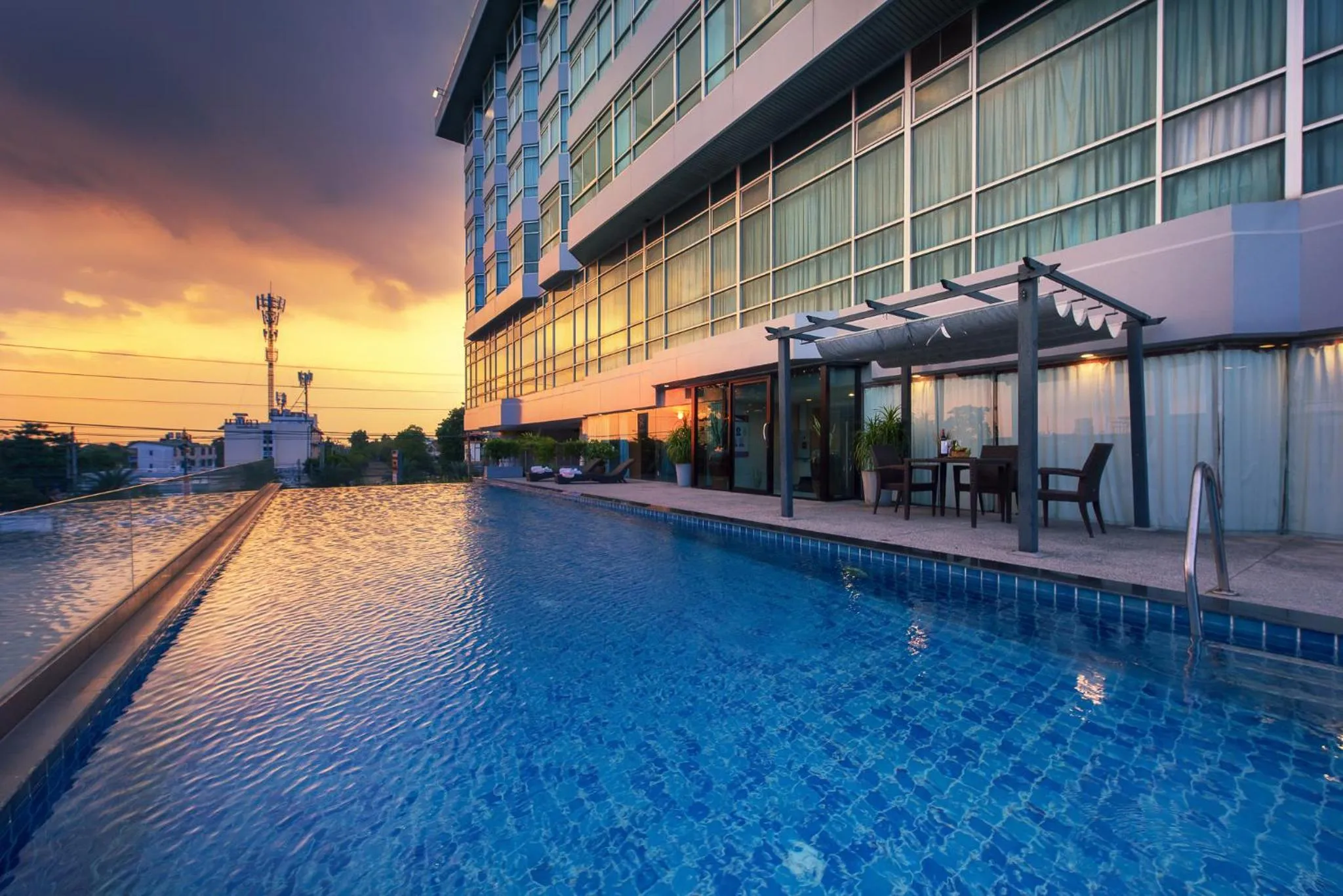 Swimming pool in Siam Mandarina Hotel - Free BKK Airport Shuttle