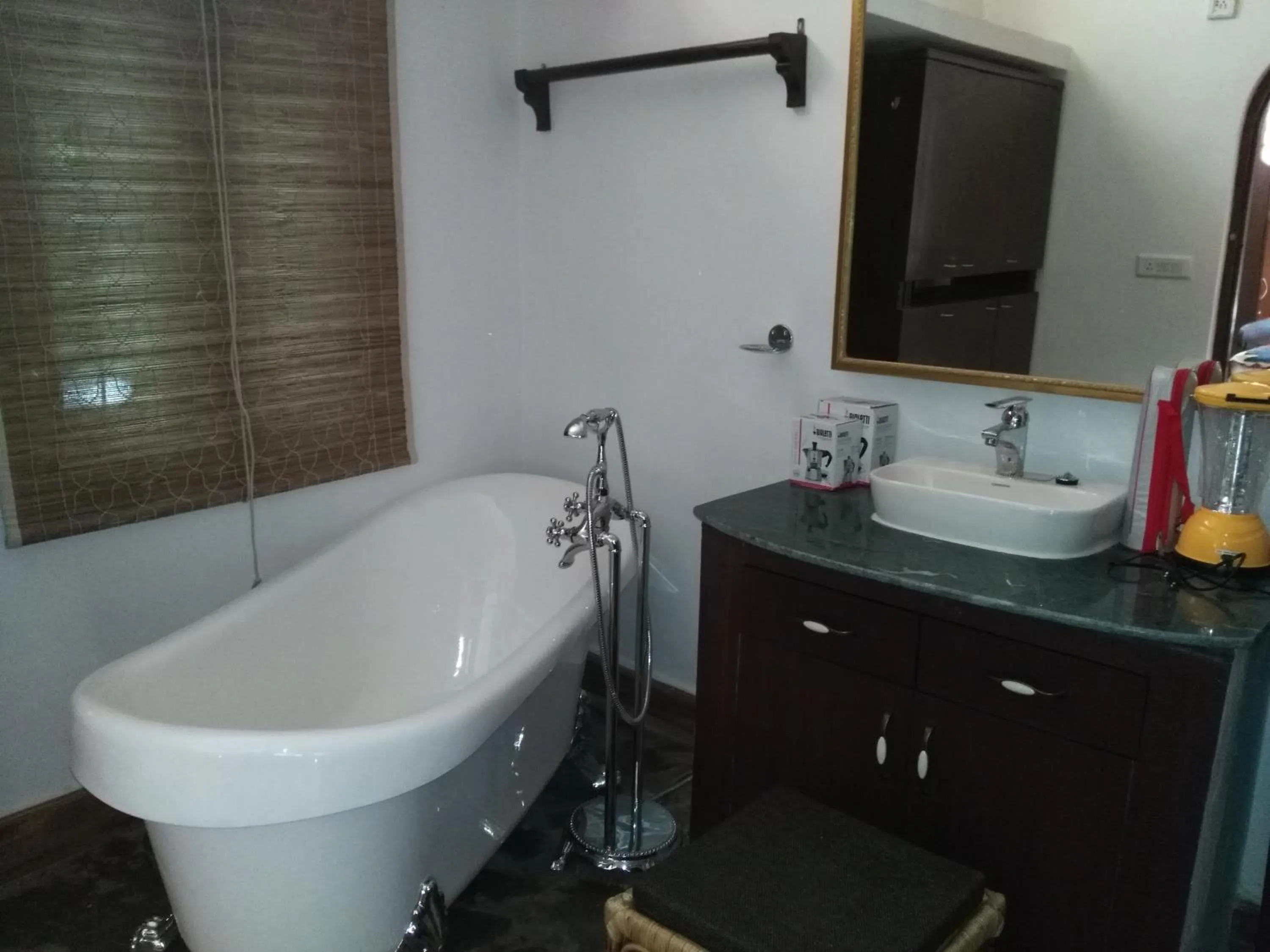 Bathroom in Samira's Birds & Butterflies Park-Spashram Ganga Beach Retreat