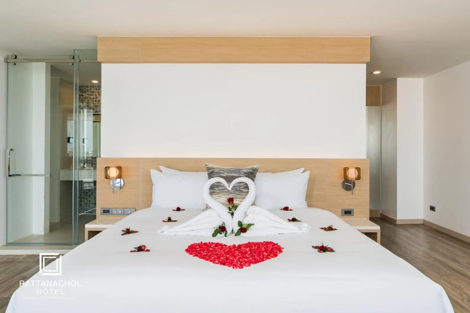 Bed in Rattanachol Hotel