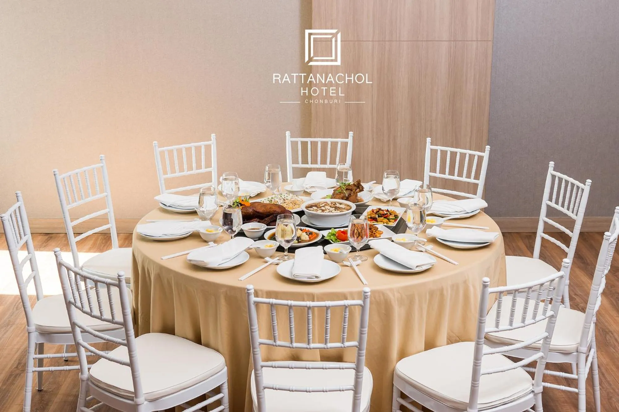Restaurant/places to eat in Rattanachol Hotel