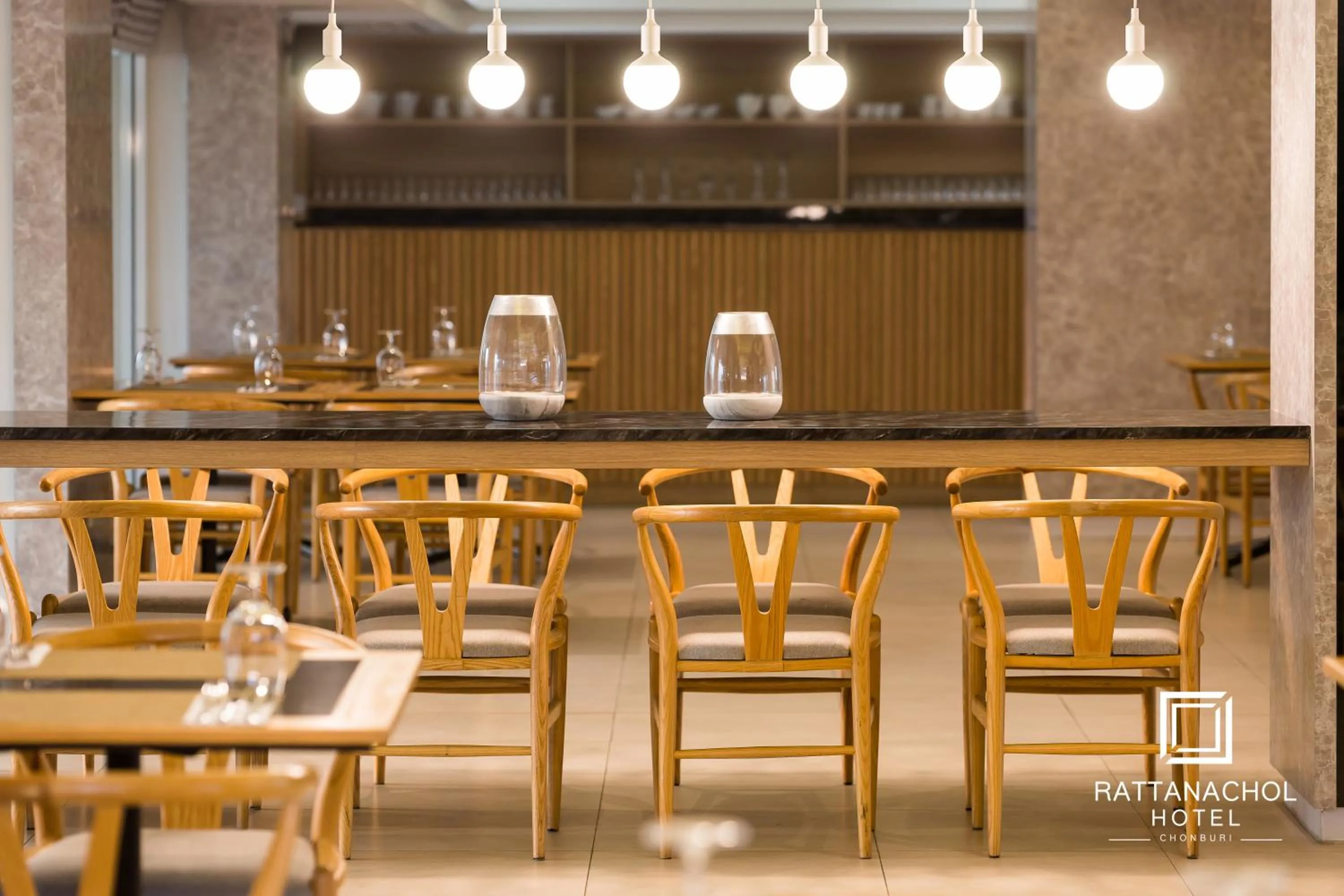 Restaurant/places to eat in Rattanachol Hotel