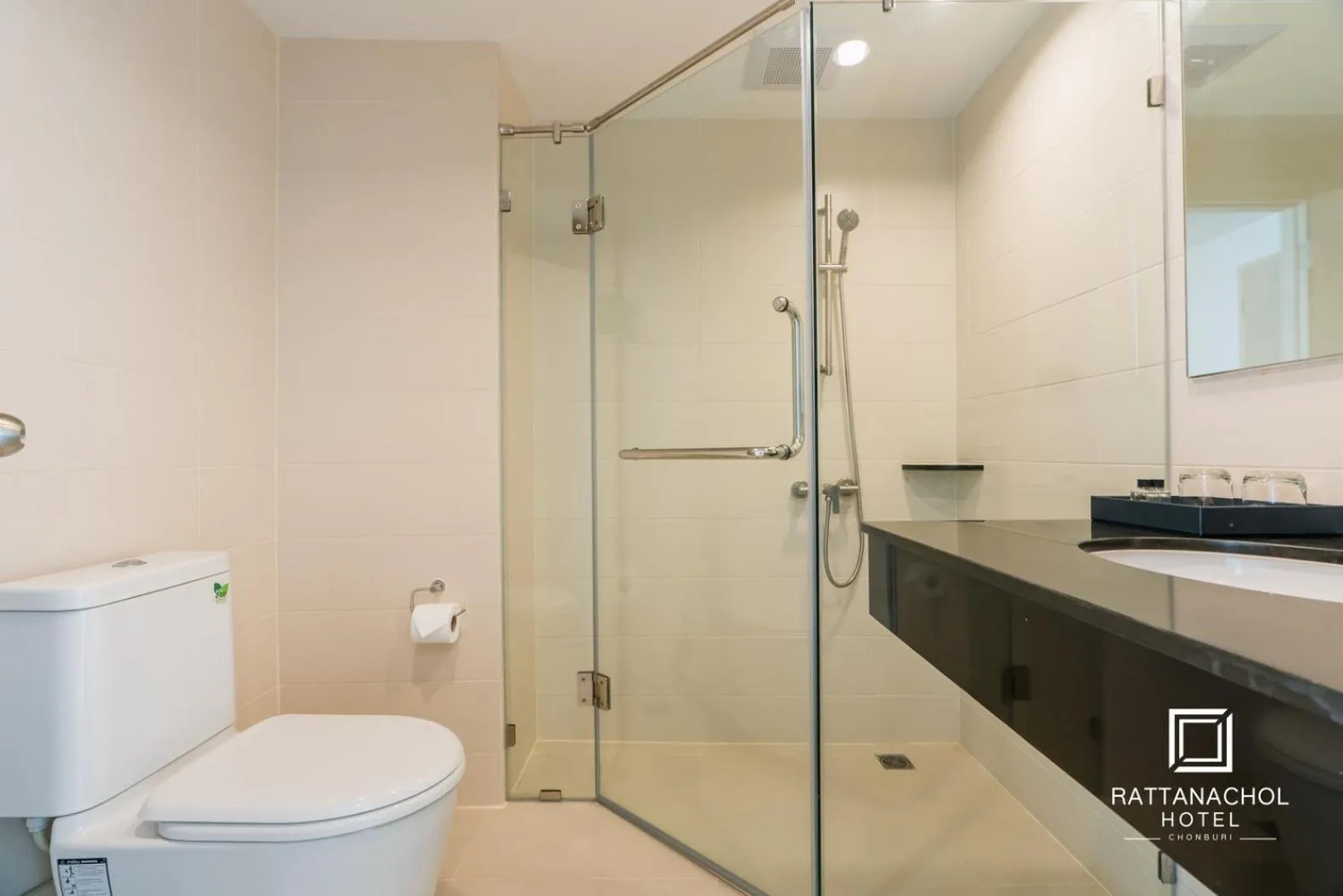 Shower in Rattanachol Hotel