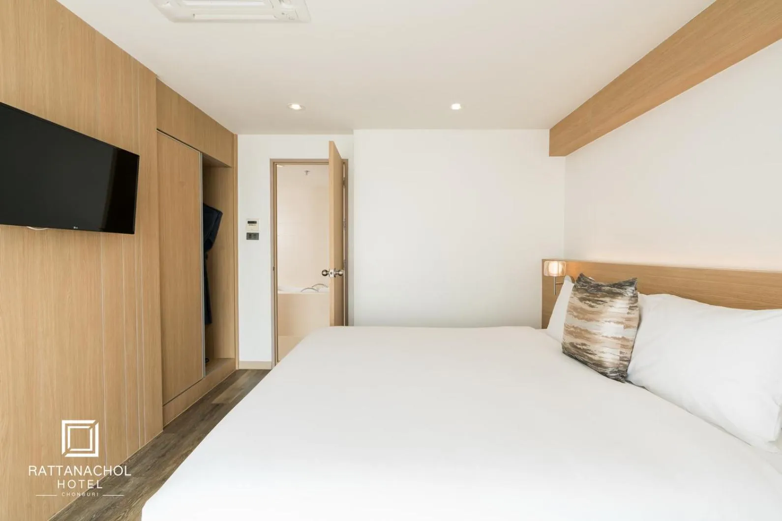 Bed in Rattanachol Hotel