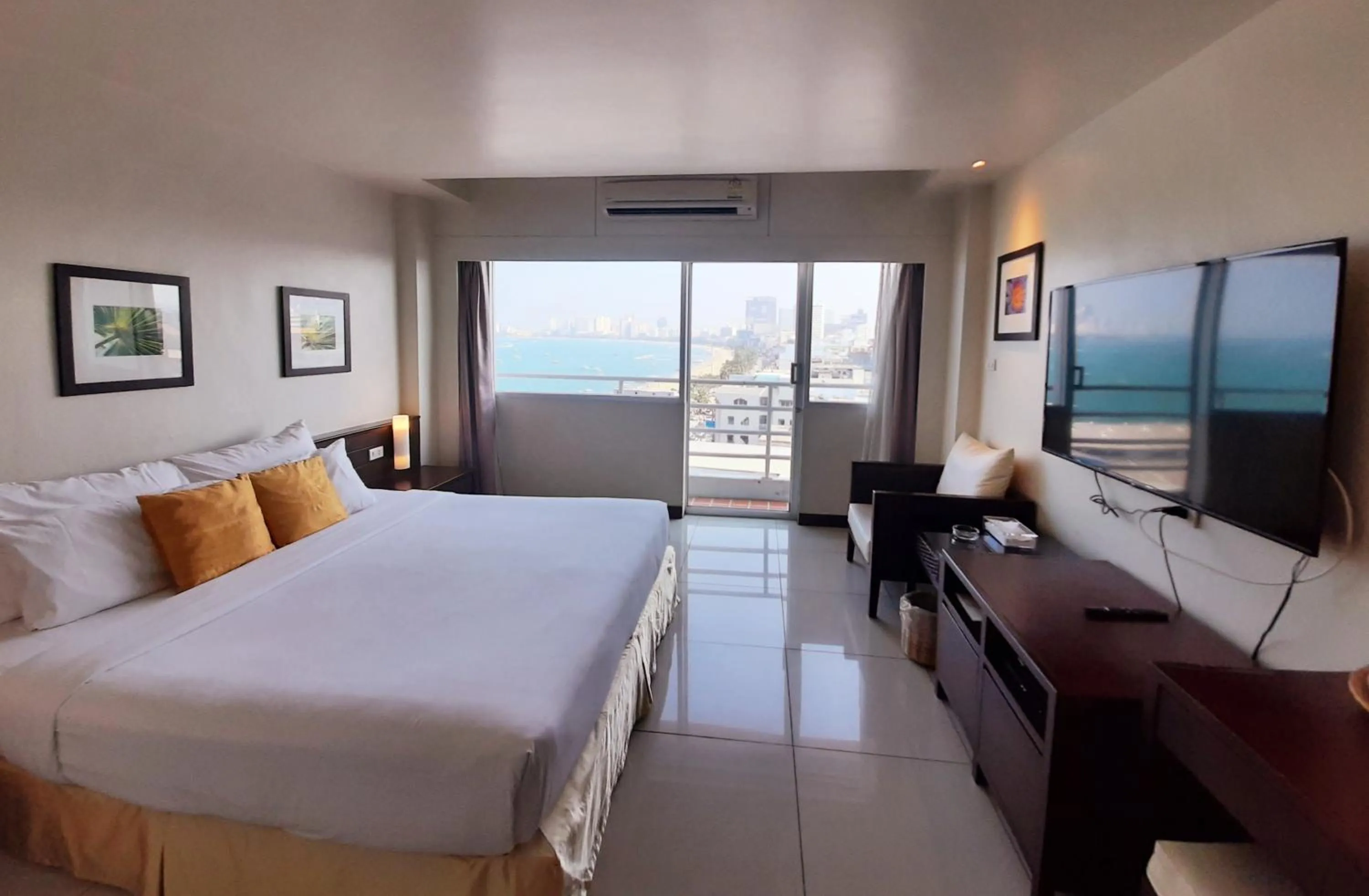 Bedroom, Bed in Grand Hotel