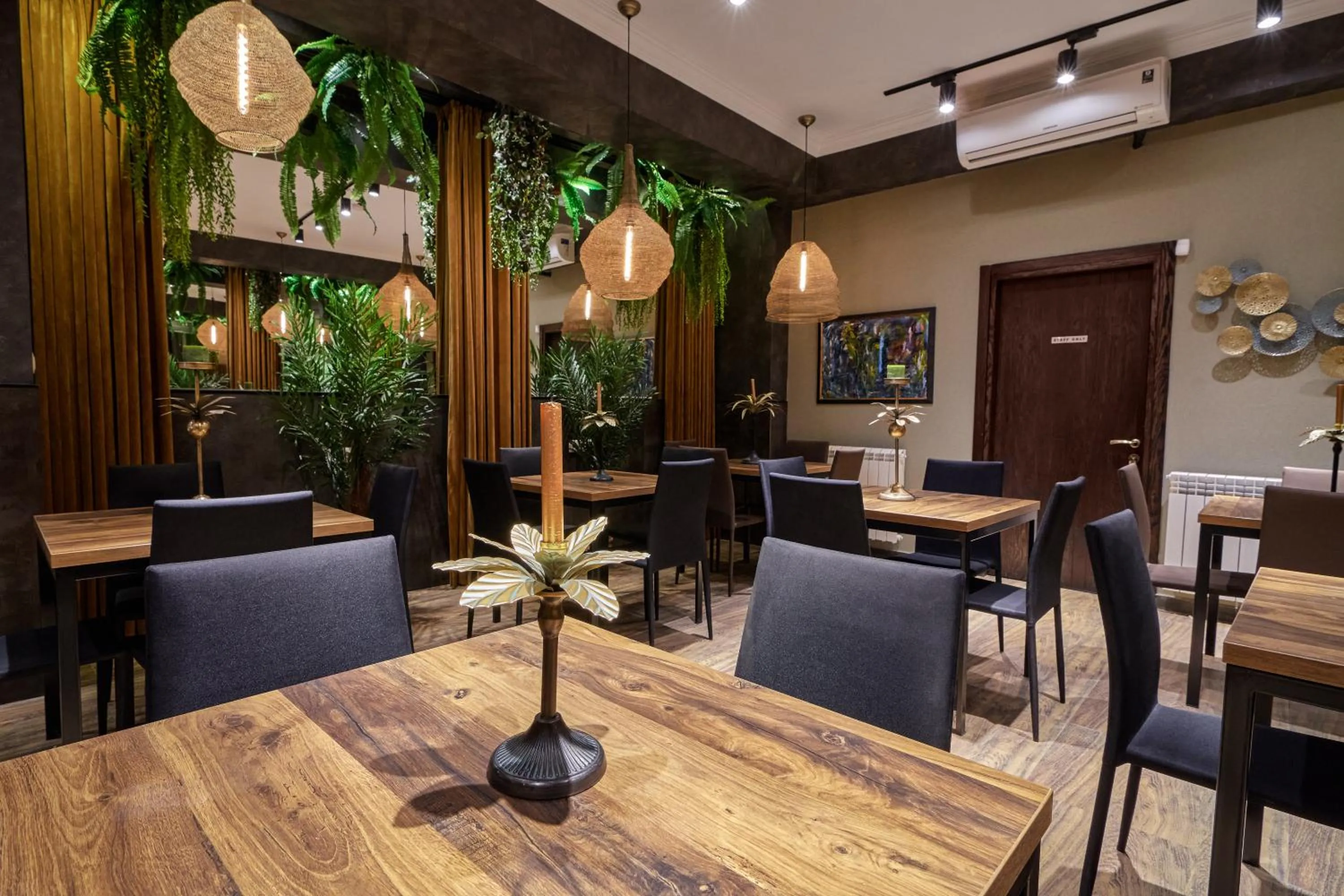 Restaurant/places to eat in Hotel City