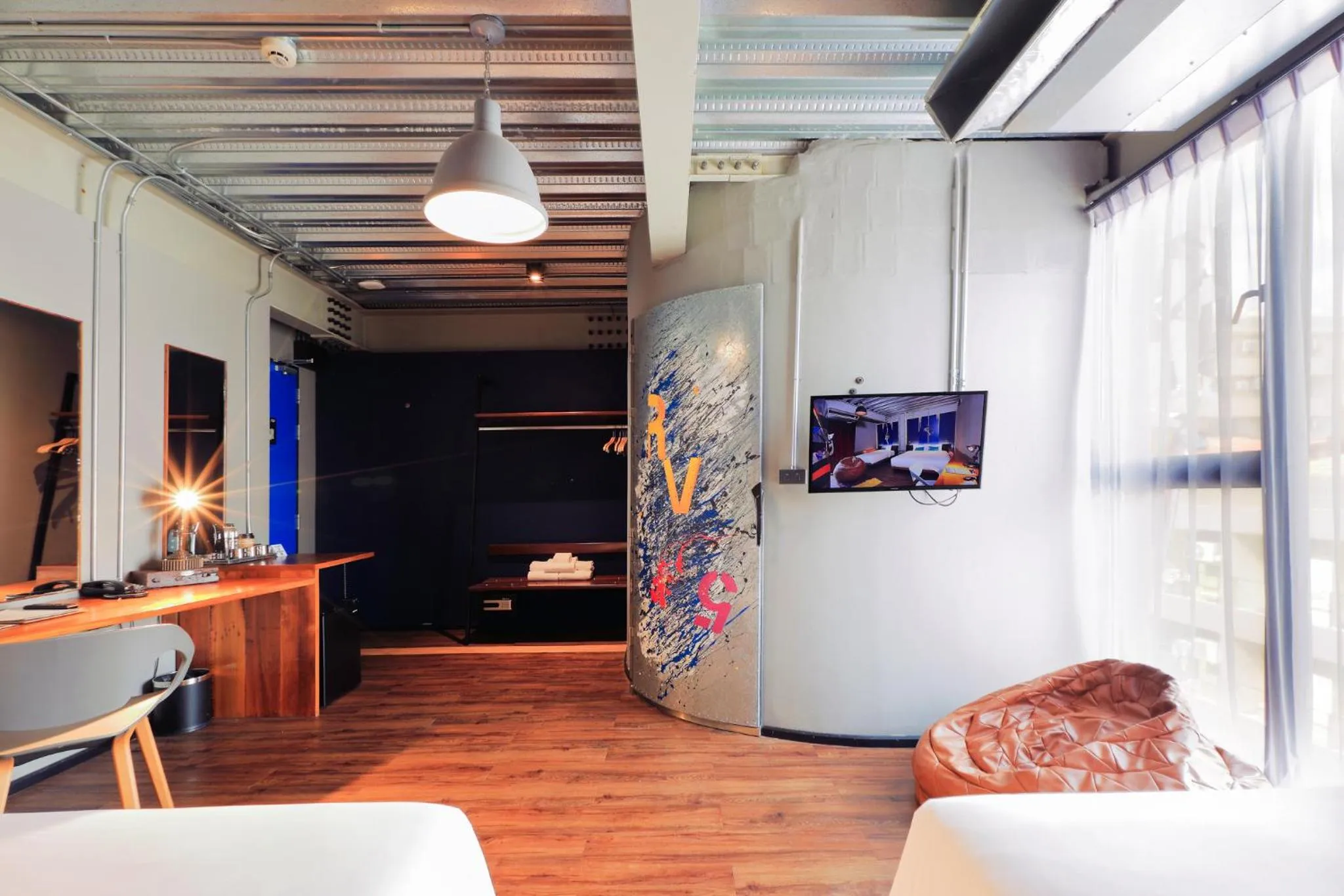 Seating area in MeStyle Garage Hotel