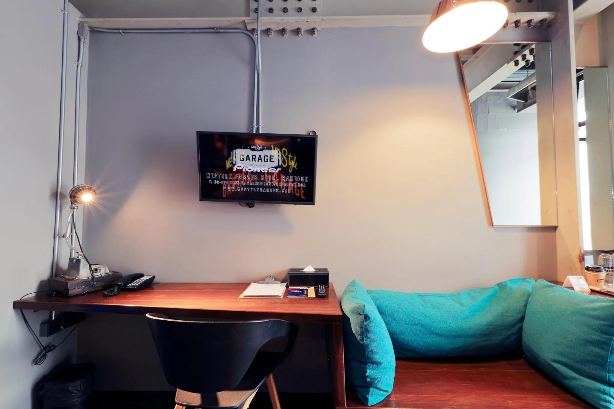 Seating area in MeStyle Garage Hotel