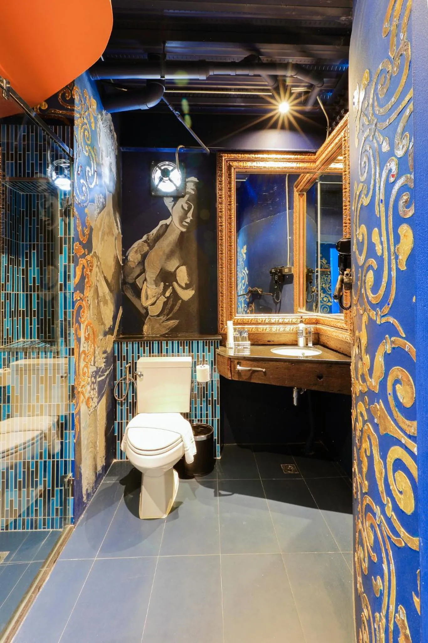 Toilet in MeStyle Garage Hotel