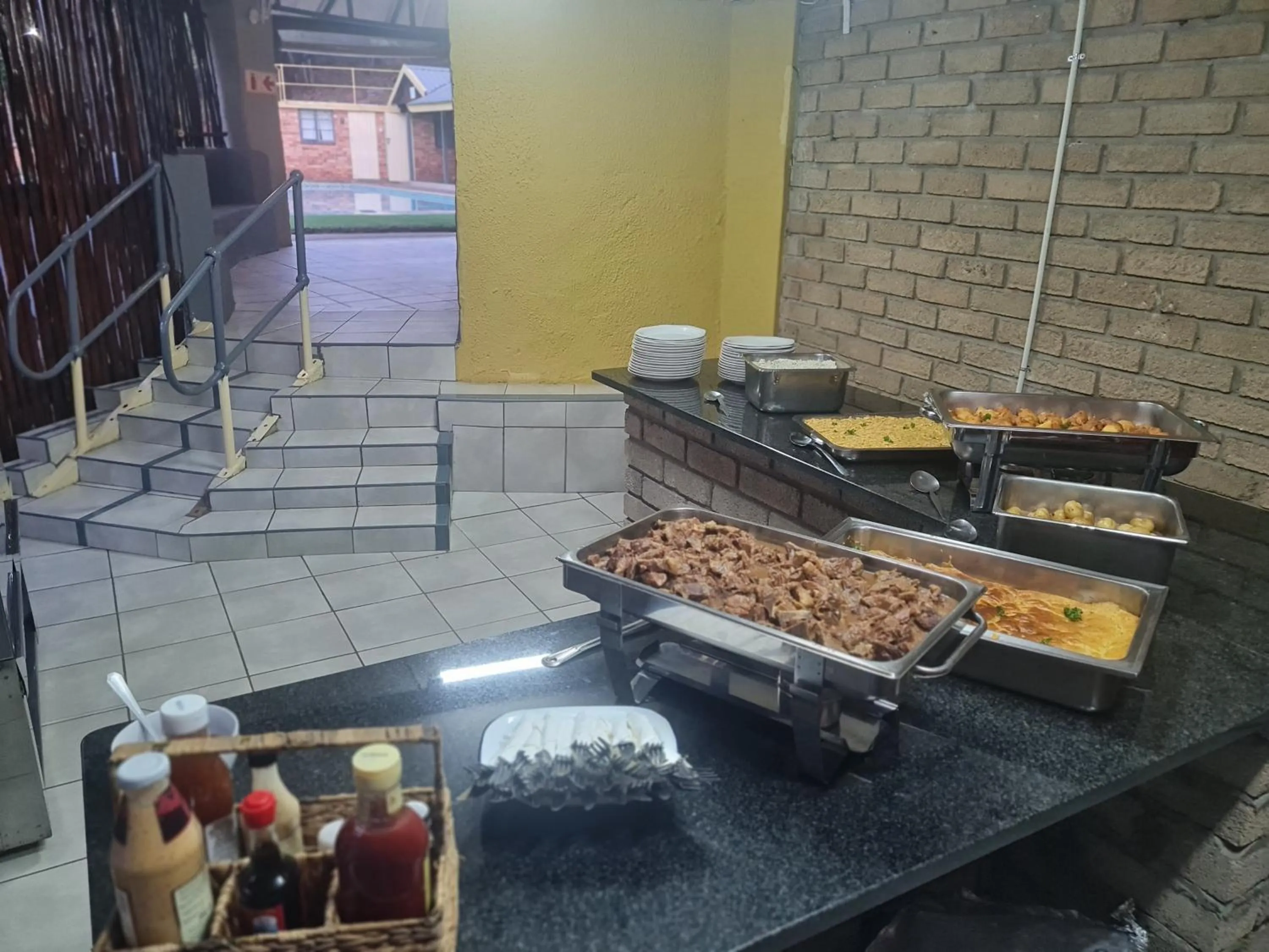 Restaurant/places to eat in N4 Guest Lodge