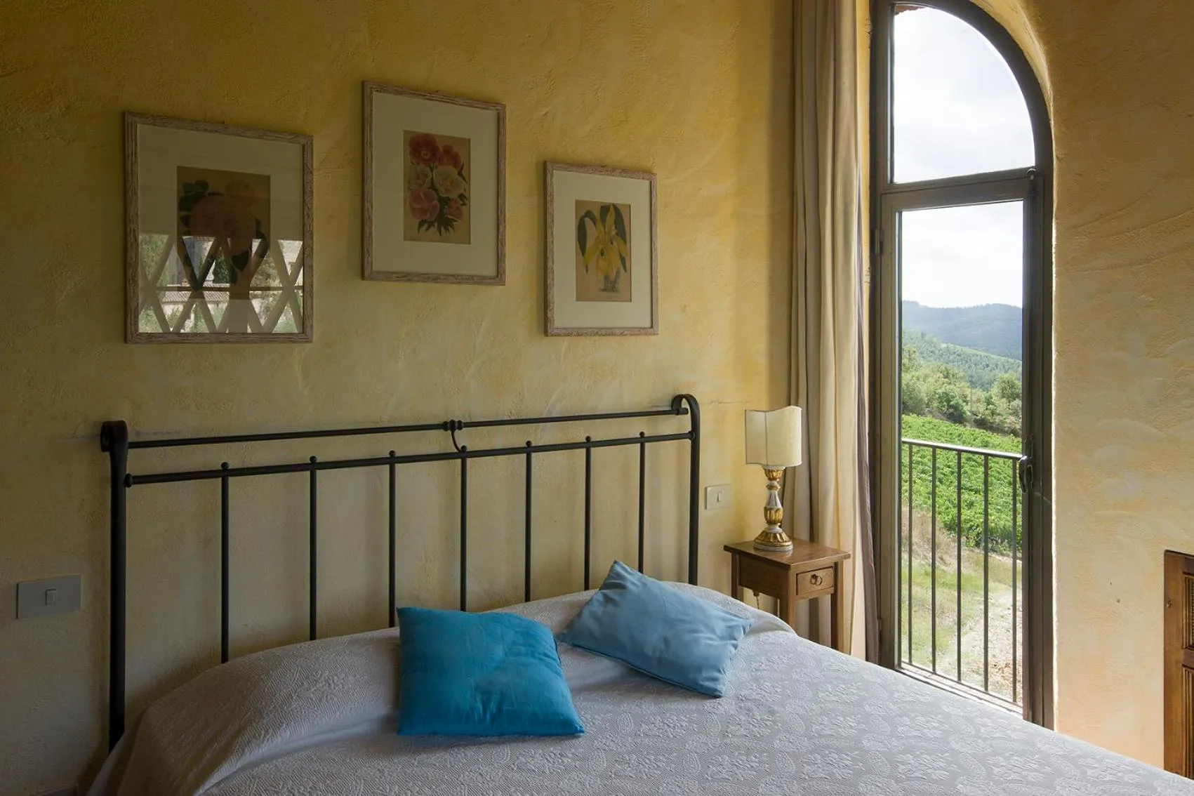 Bed in Castello Di Meleto