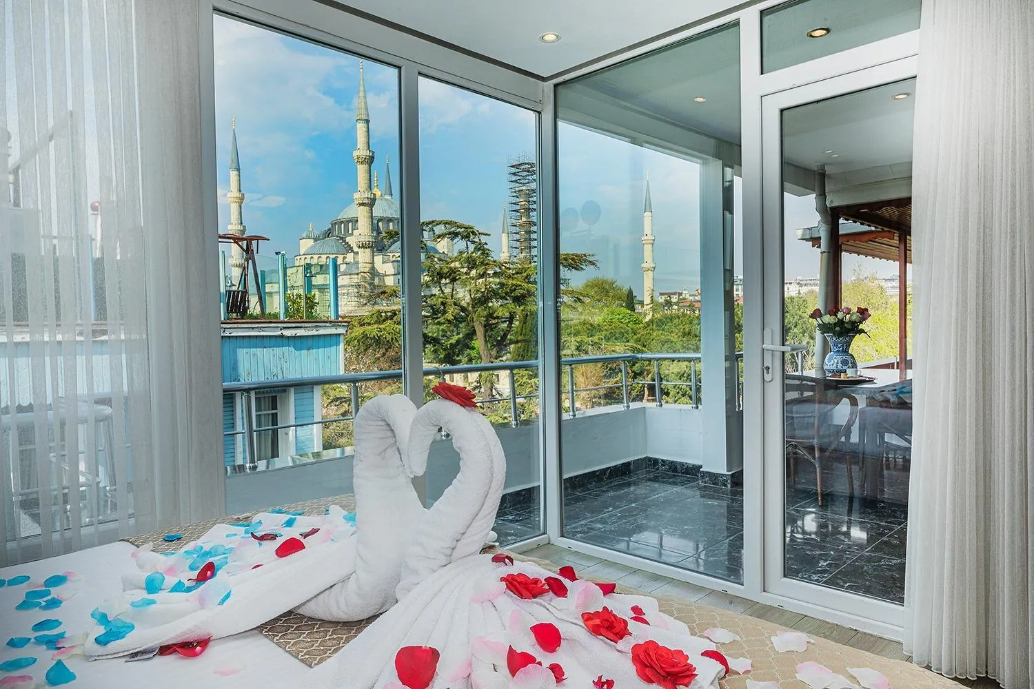 View (from property/room), Bed in Aristocrat Hotel