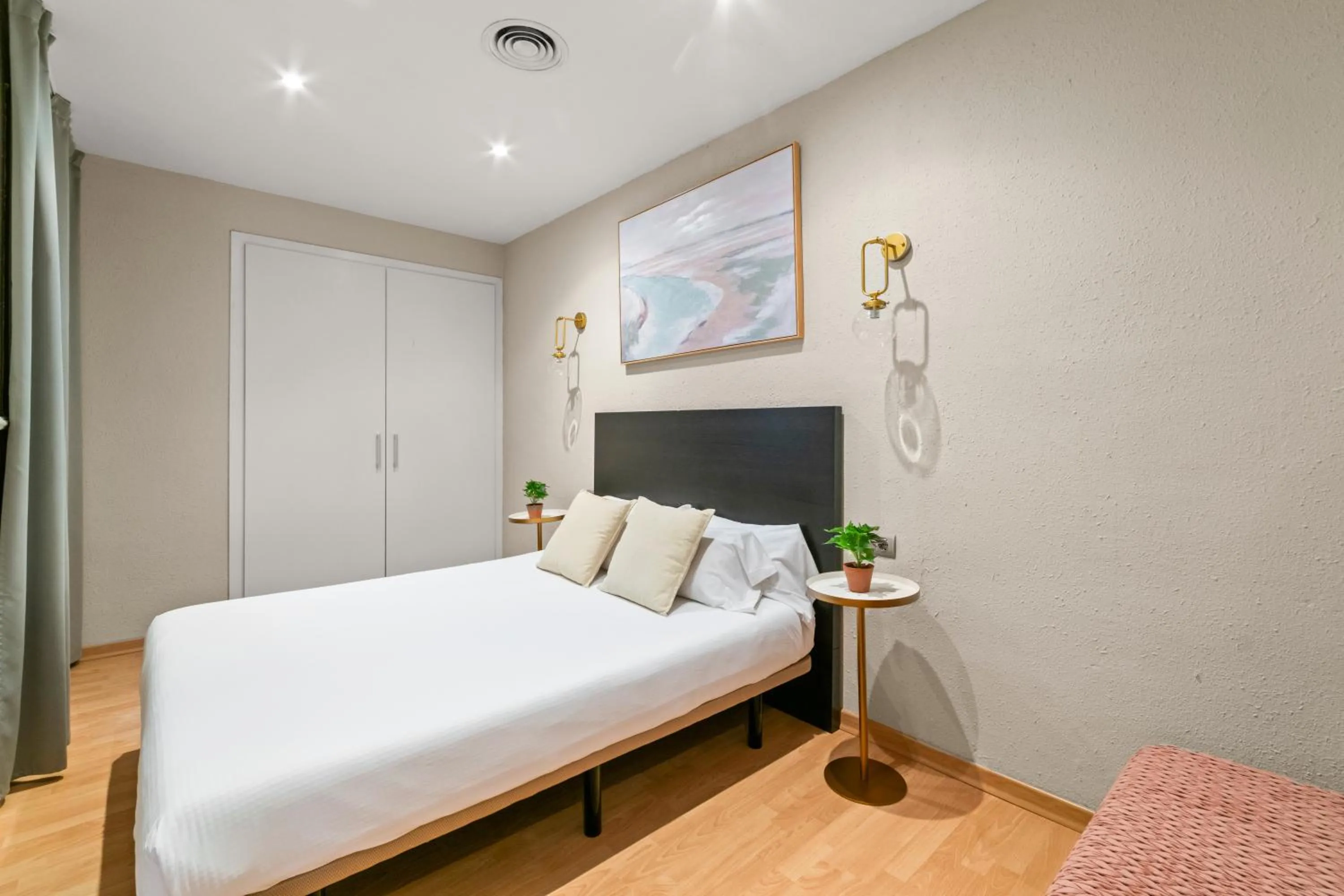 Photo of the whole room, Bed in Suite Home Sagrada Familia