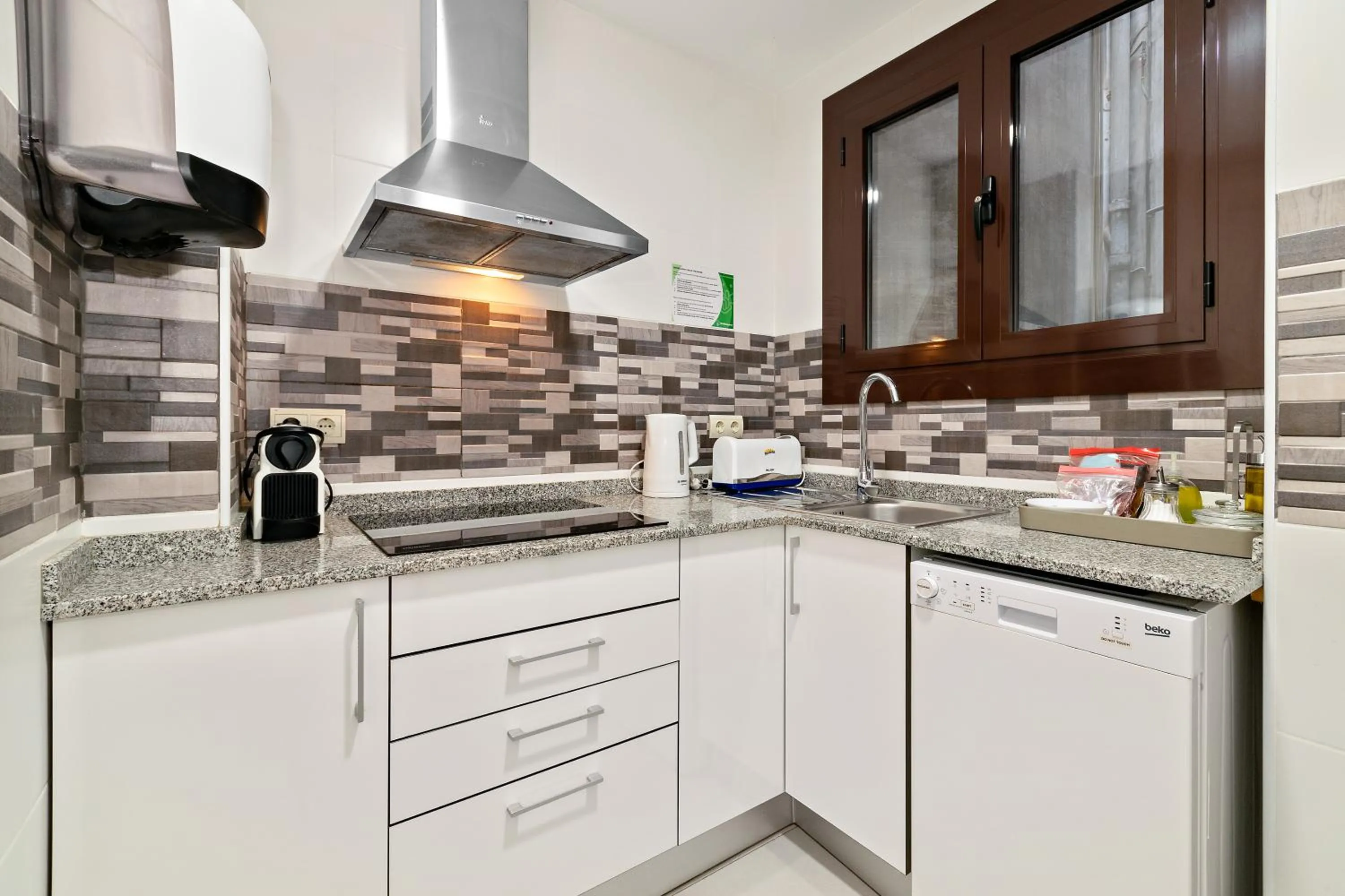 Coffee/tea facilities in Suite Home Sagrada Familia