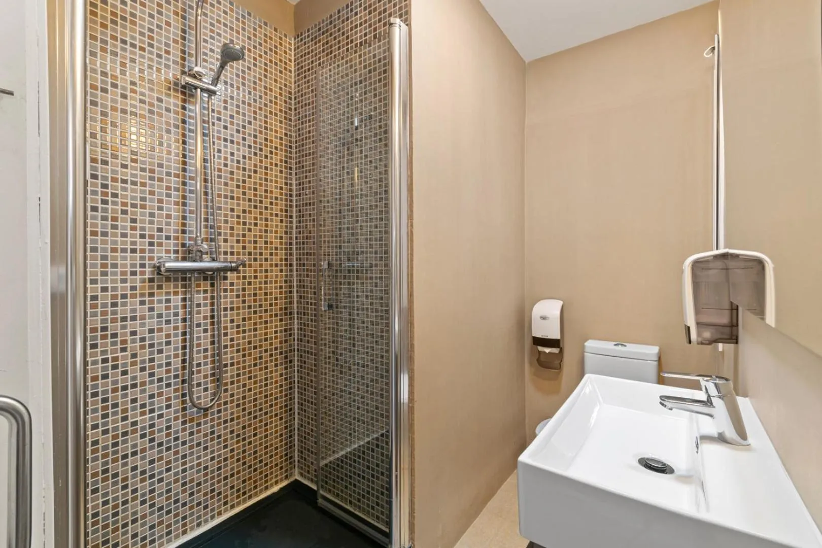 Shower in Suite Home Sagrada Familia