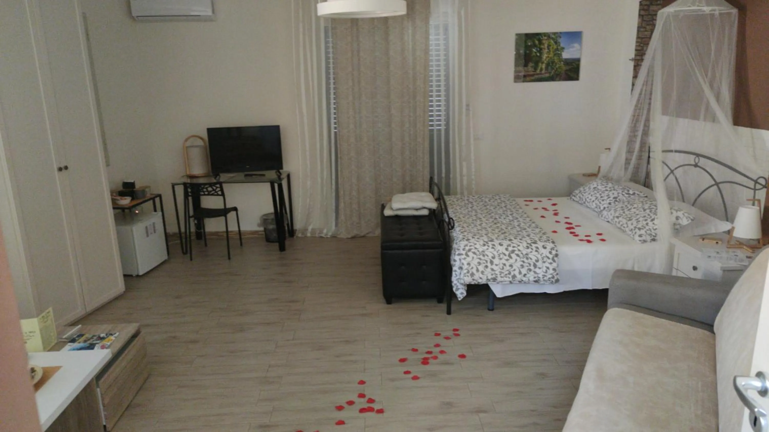 Photo of the whole room, Bed in La Porta dell'Alcantara