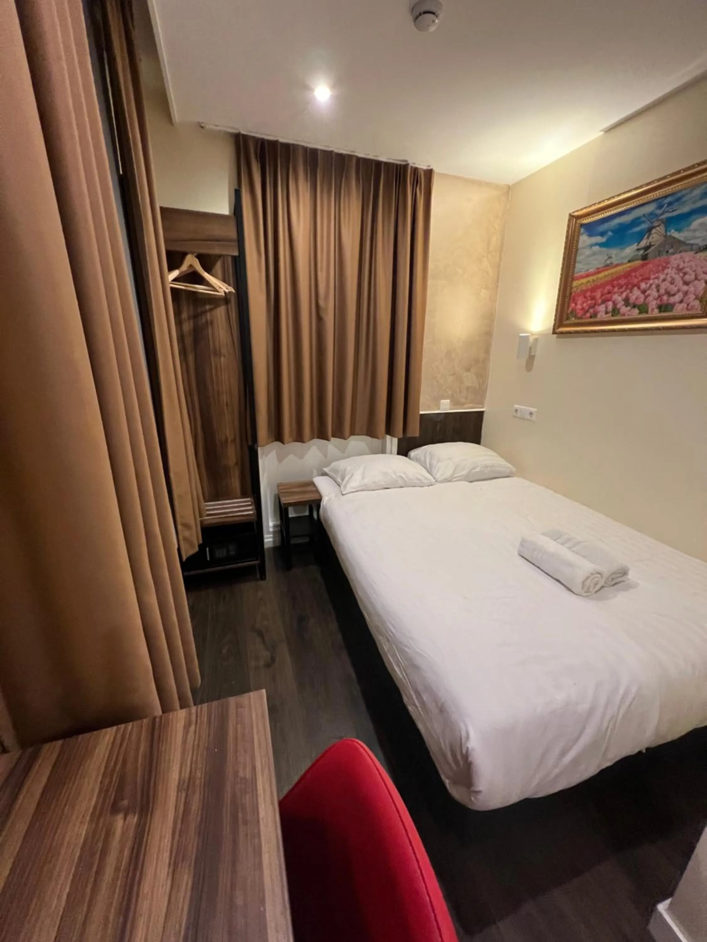 Bedroom, Bed in Dam Hotel