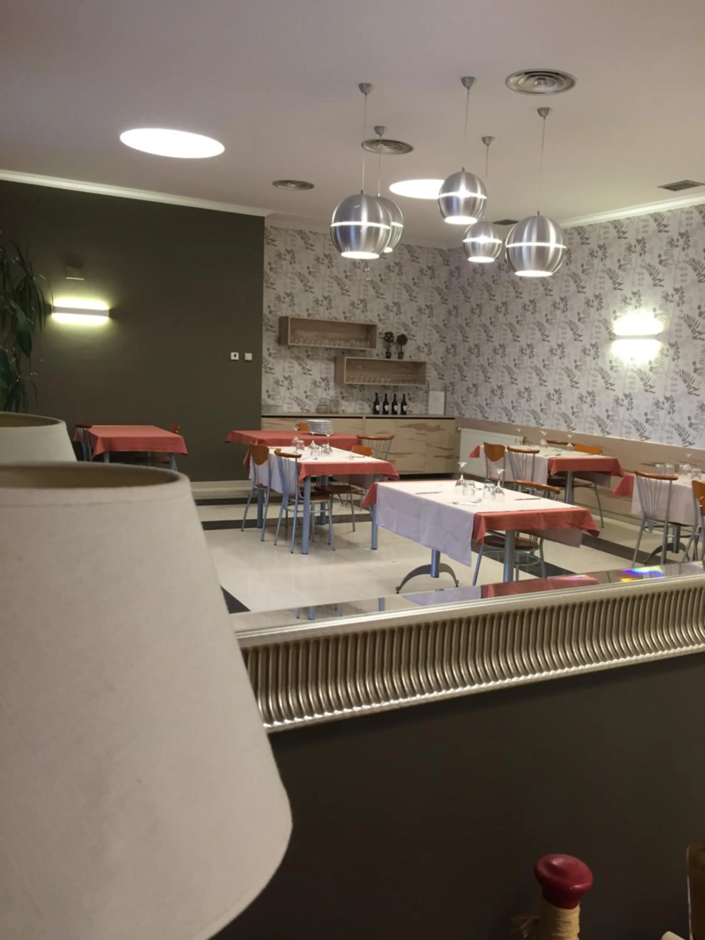 Restaurant/places to eat in Hotel Rosalía