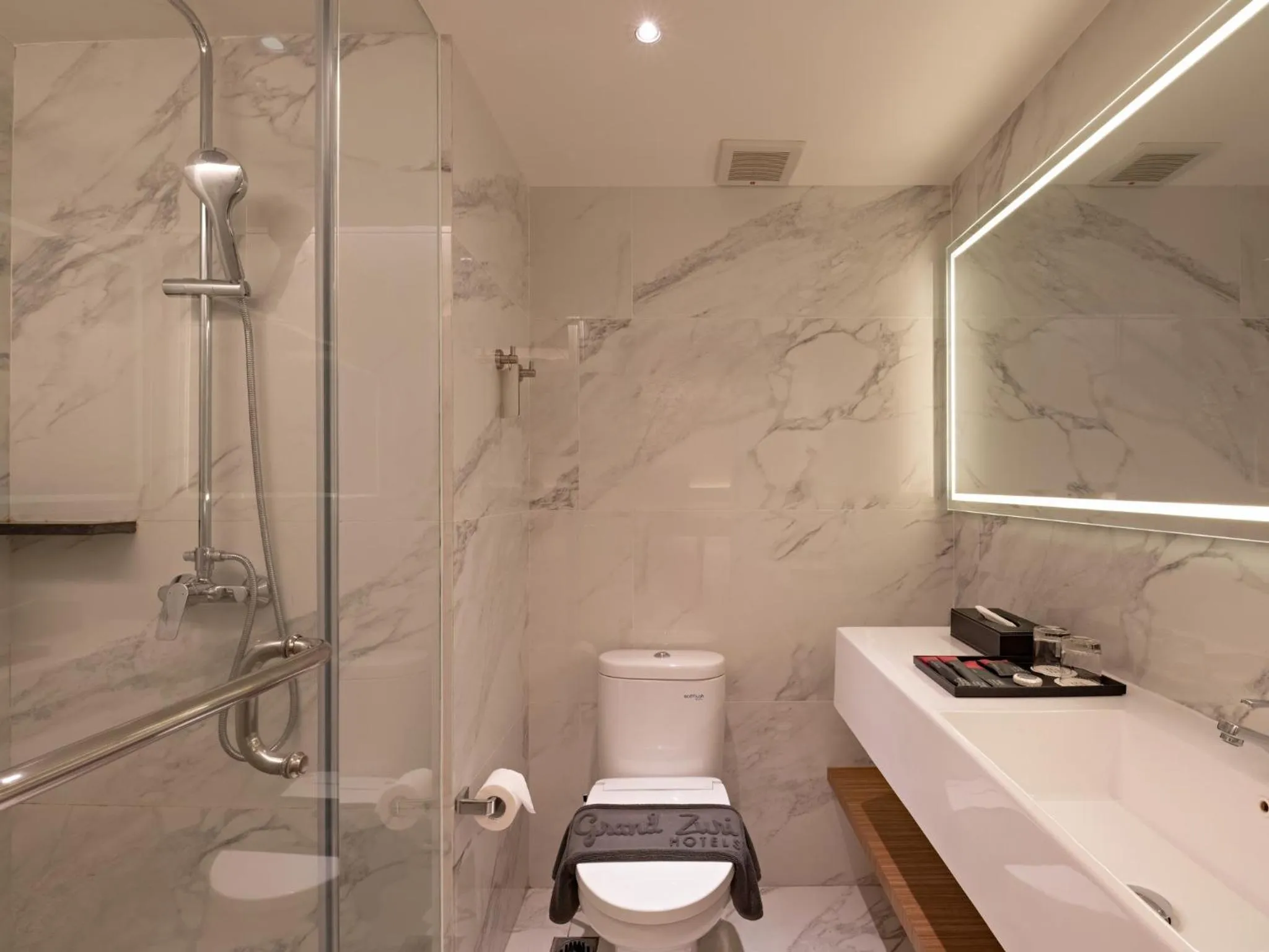 Bathroom in Grand Zuri Pekanbaru